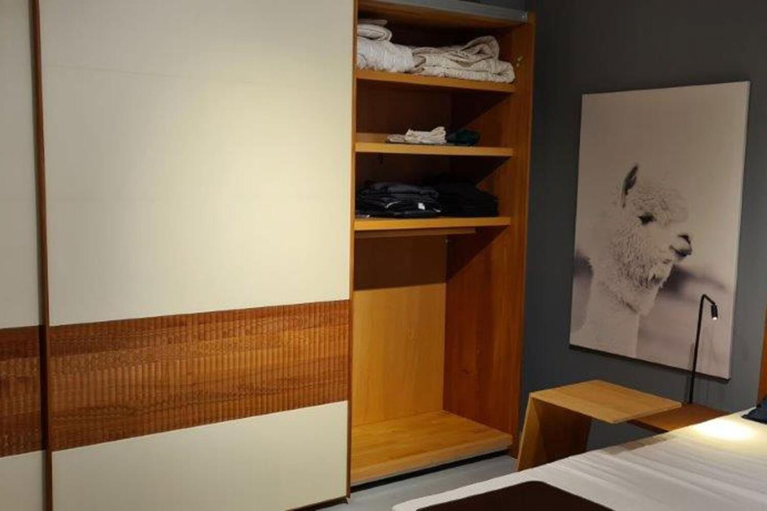 Team 7 - Schwebetürenschrank Relief Kirschbaum Naturöl Korpus Buche Naturöl Farbglas Sand Matt - 4