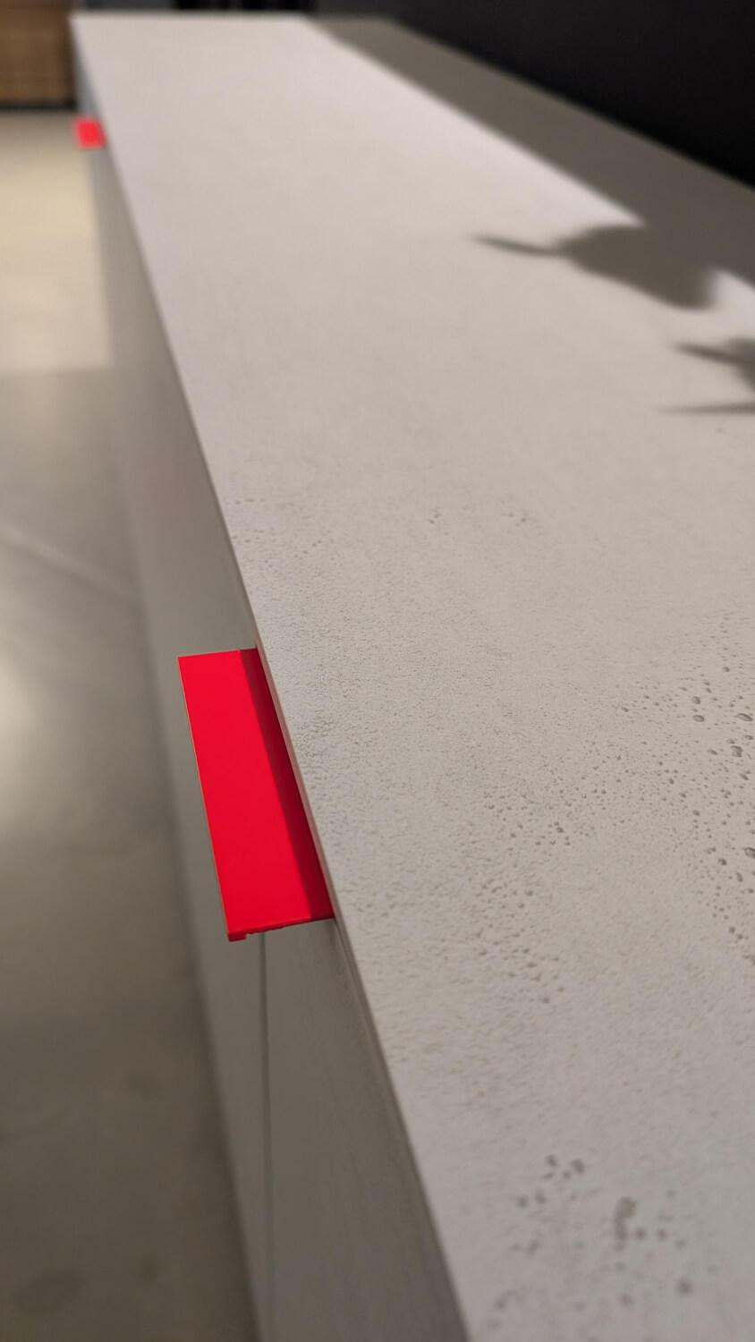 Kettnaker - Sideboard Soma Linoleum Betonoptik Griffe Neonrot Mit Glas Fachböden - 6