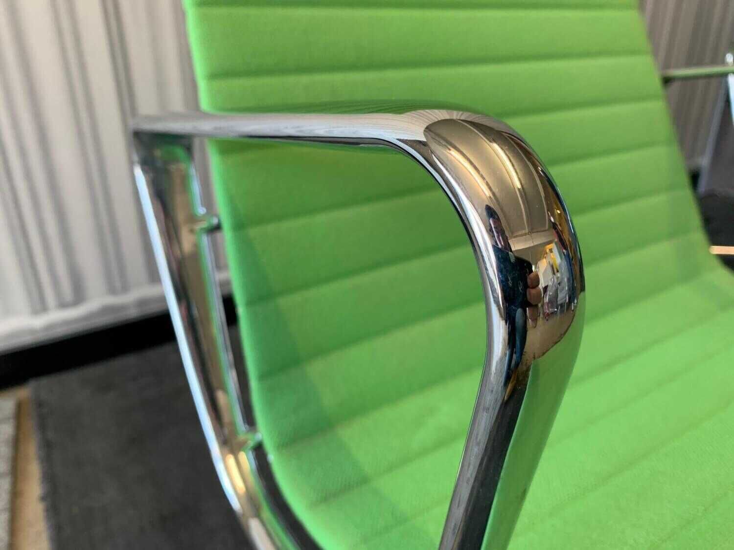 Sessel Aluminium Chair EA 116 Stoff Hopsak Wiesengrün Gestell Chrom