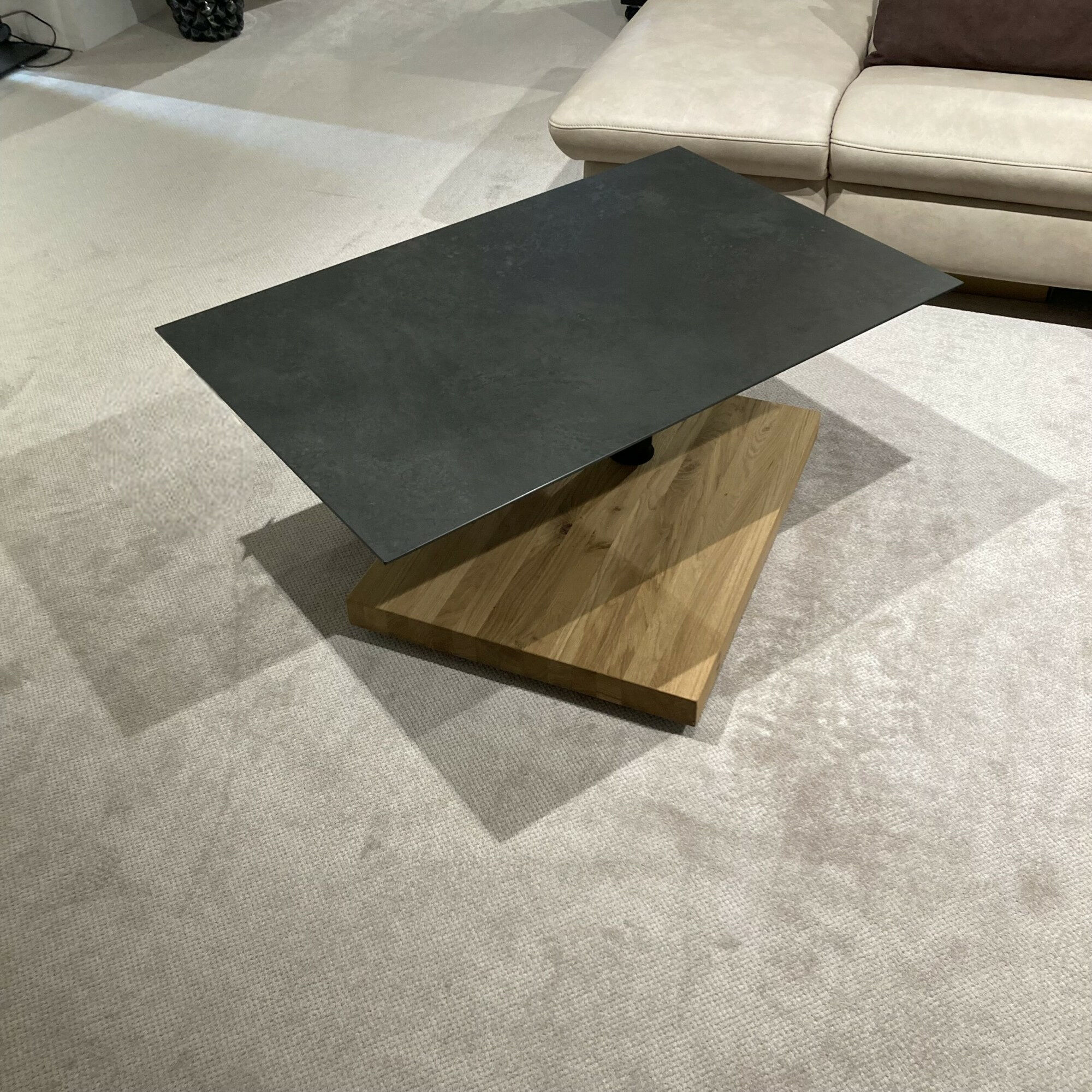 Ronald Schmitt Design - Couchtisch Wing Tischplatte Keramik Ossido Nero Schwarz Bodenplatte Wildeiche Natur Massiv Höhenverstellbar Mit Rollfunktion - 5