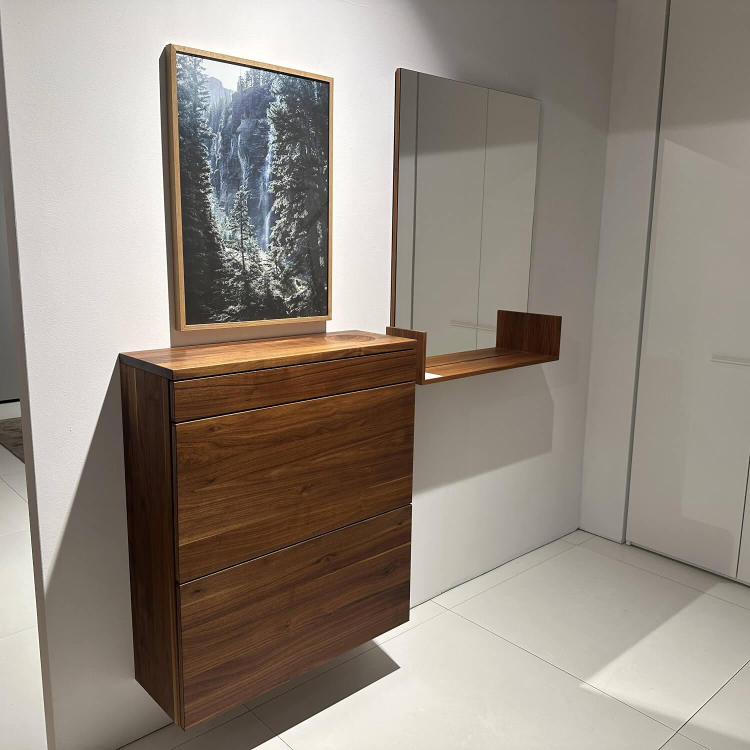Team 7 - Kommode Schuhschrank Cubus Nussbaum Naturöl Mit Wandspiegel Rahmenlos Mit U Bord Ablage - 2