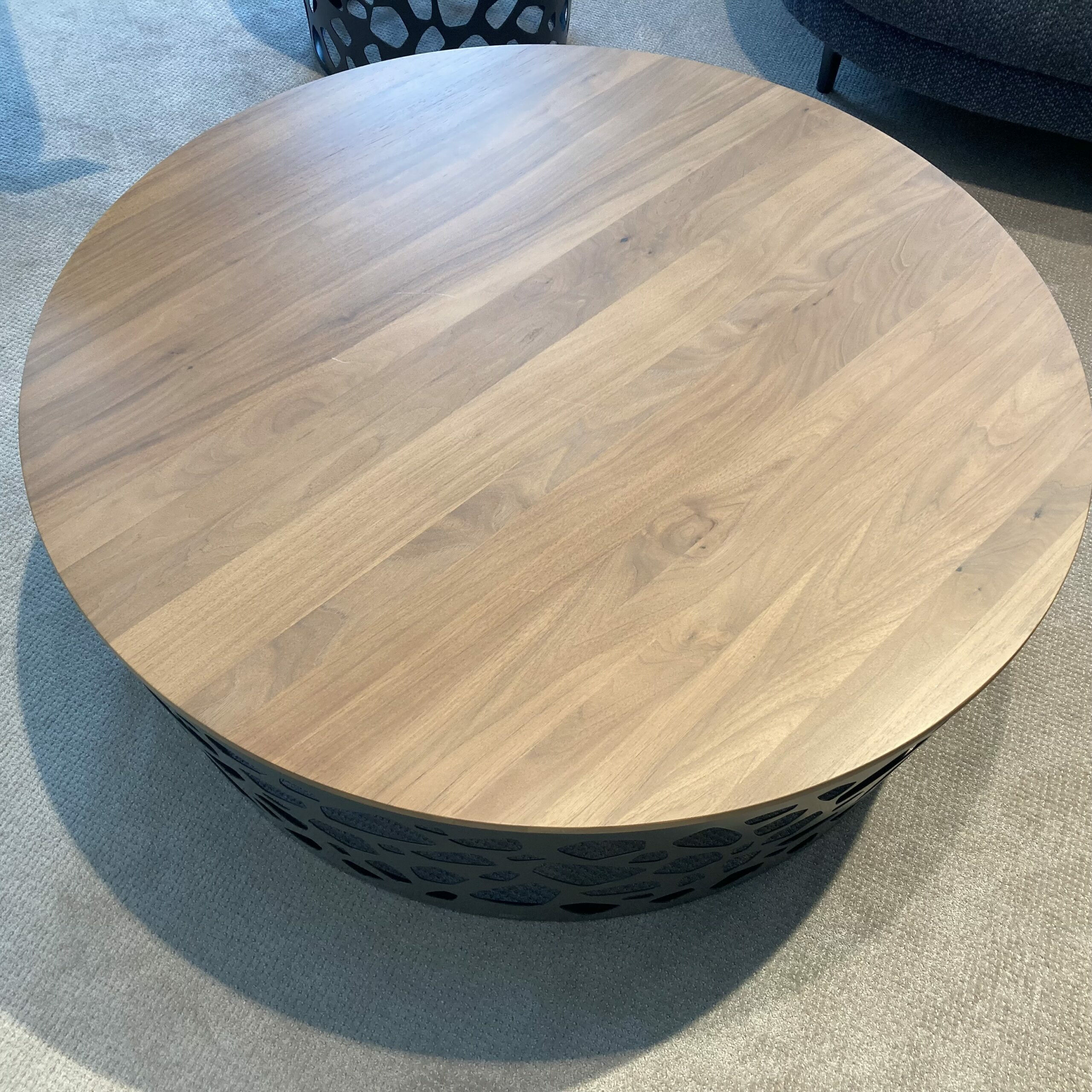 Rolf Benz - Couchtisch 926-132 Couchtisch Platte Massivholz Nussbaum Amerikanisch Gestell Stahl Glatt Lackiert Matt Umbragrau Grau - 2
