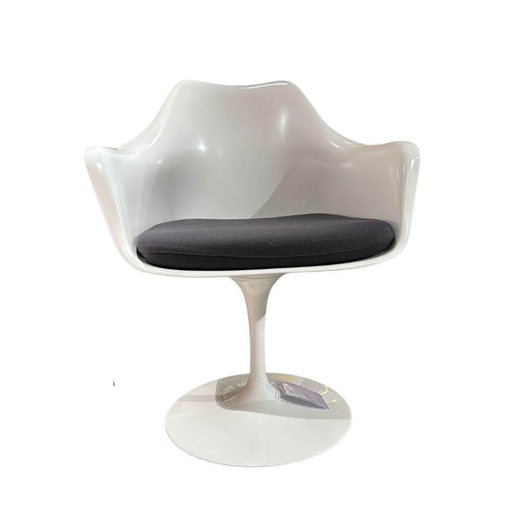 Knoll International - Armlehnstuhl Saarinen Tulip Schale Weiß Drehbar Sitzkissen Tessuto Hopsack Charcoal Dunkelgrau - 1