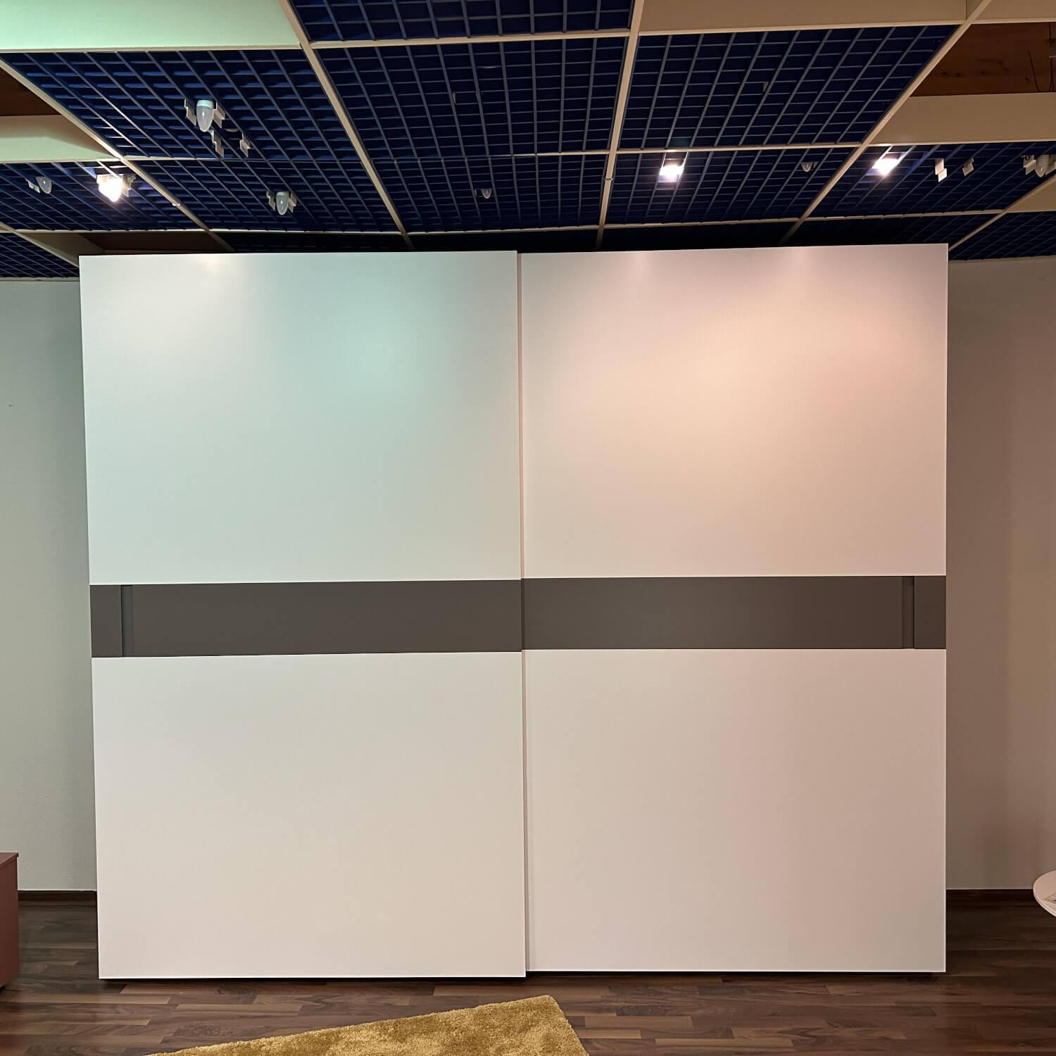 Tomasella - Schiebetürenschrank Contur Loretta Tür Ahtena OC 121 Bianco Gesso Weiß OC 130 Grigio Piacenza Grau Innen Alpaca Grau - 3