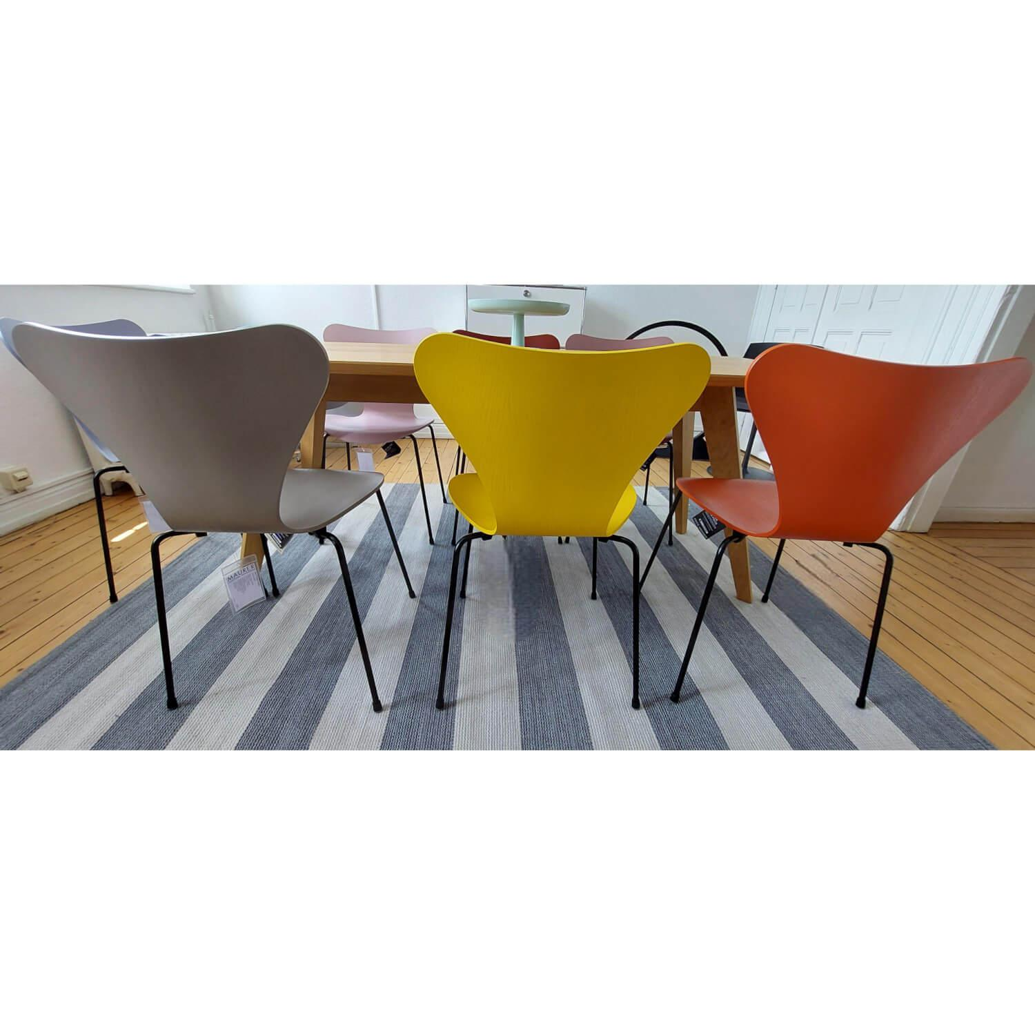 Fritz Hansen - Stuhlgruppe Modell 3107TM Serie 7 Sitzschale Messerfurnier Esche Gefärbt In Grau Rosa Rot Orange-Rot Gelb Und Blau Gestell Stahl Schwarz Stapelbar - 6