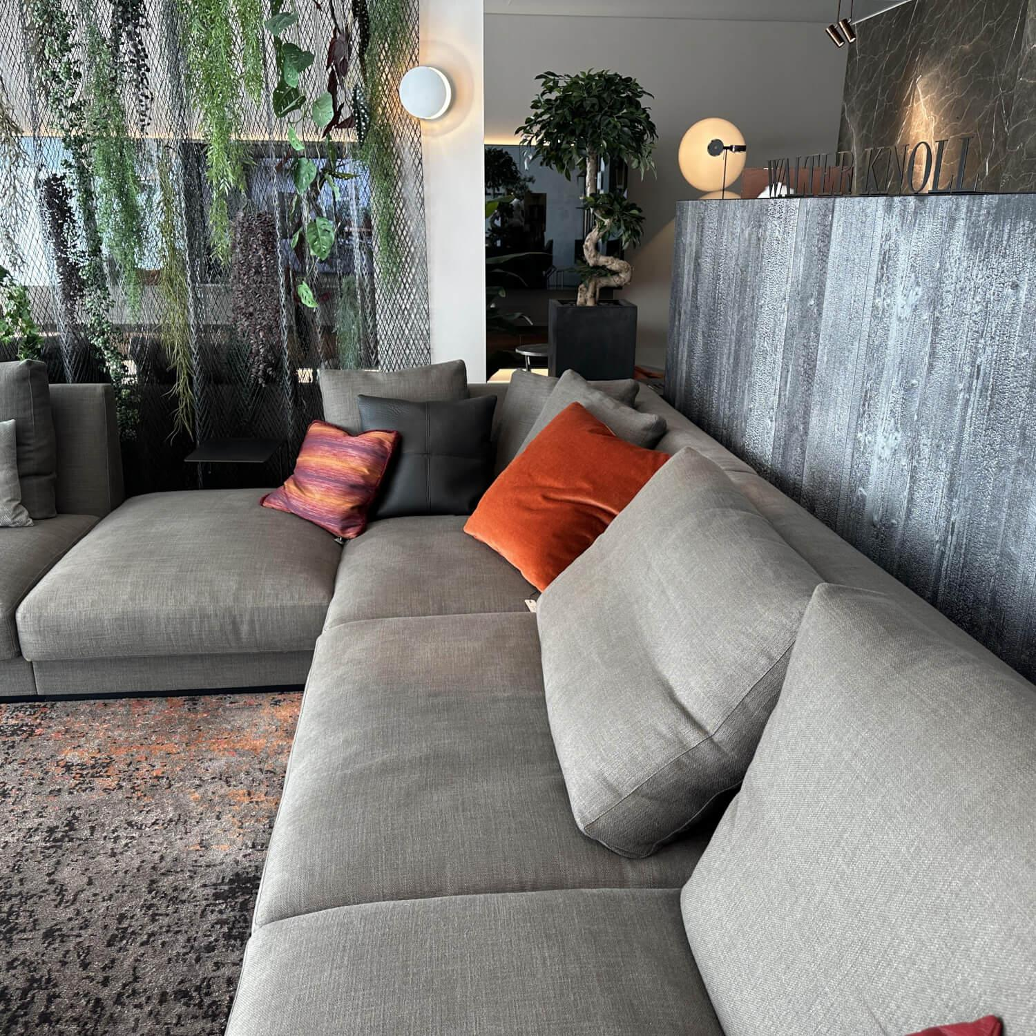 Walter Knoll - Ecksofa Grande Suite Stoff Bora Fango 26 Grau Sockel Buche Schwarz Lackiert Mit Ablageboard Und Kissen - 9
