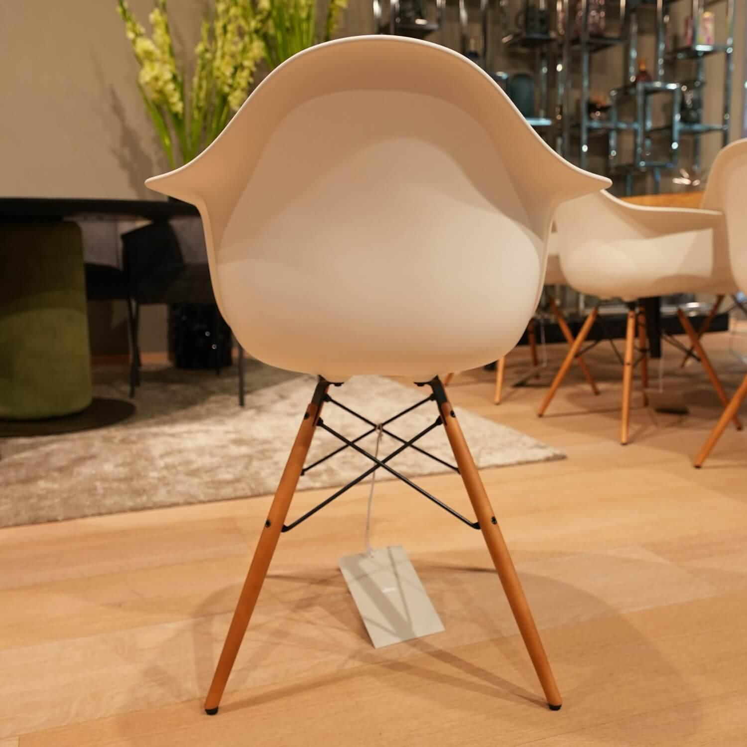 Vitra - 6er Set Stuhl Eames Plastic Armchair DAW Polypropylen Weiß Holzuntergestell Ahorn Gelblich Mit Verstrebungen - 2