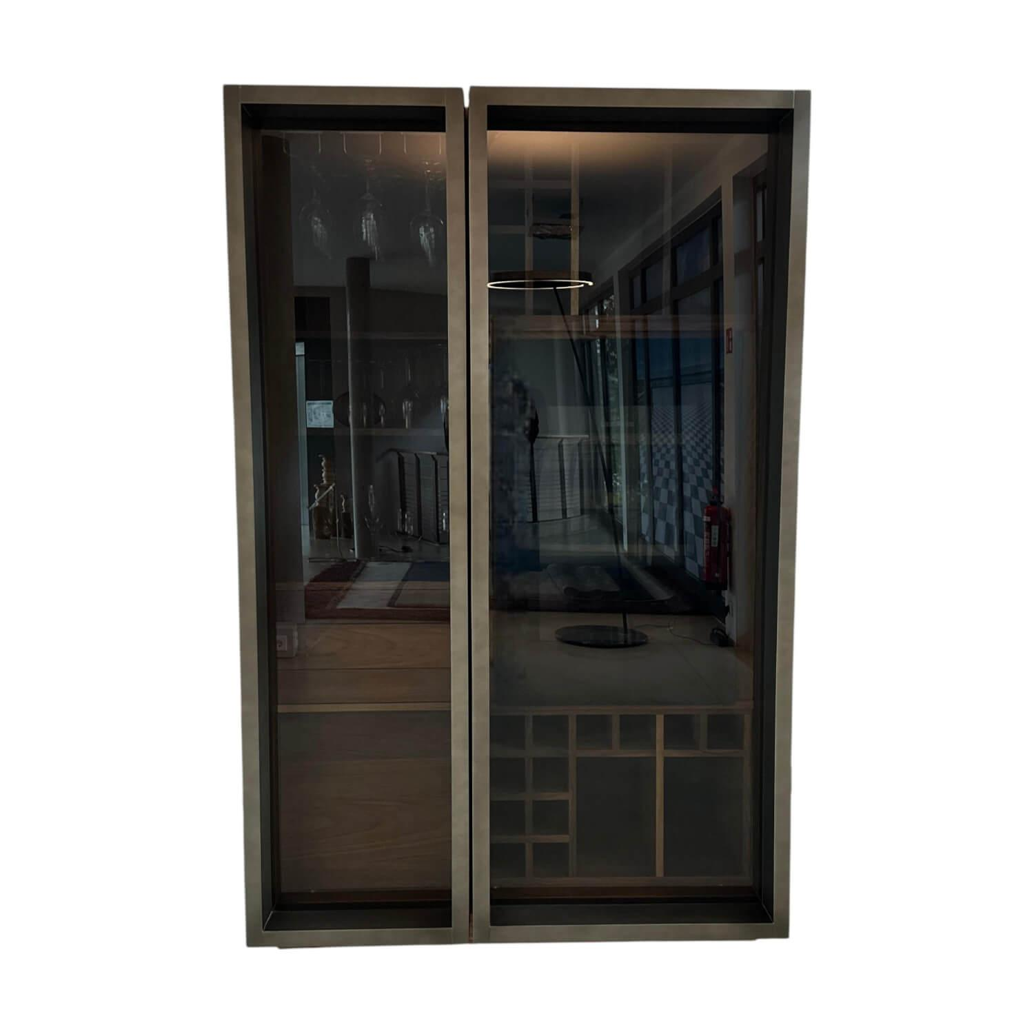 Weinkofferschrank Cambusa Nussbaum Massiv Front Rauchglas Rahmen Eisen Mit LED Beleuchtung Riva1920 - Weinkofferschrank Cambusa Nussbaum Massiv Front Rauchglas Rahmen Eisen Mit LED Beleuchtung - 1
