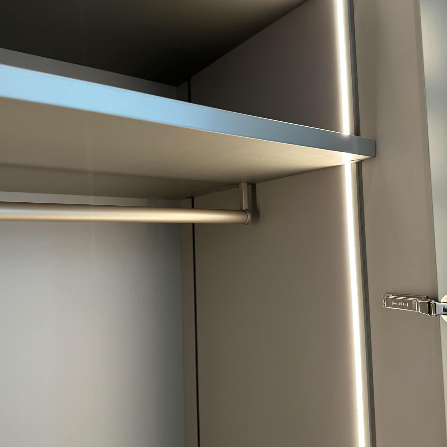 Interlübke - Kleiderschrank Intaro 5-türig Mattlack Grau Laguna M80 Inklusive Innenausstattung - 7