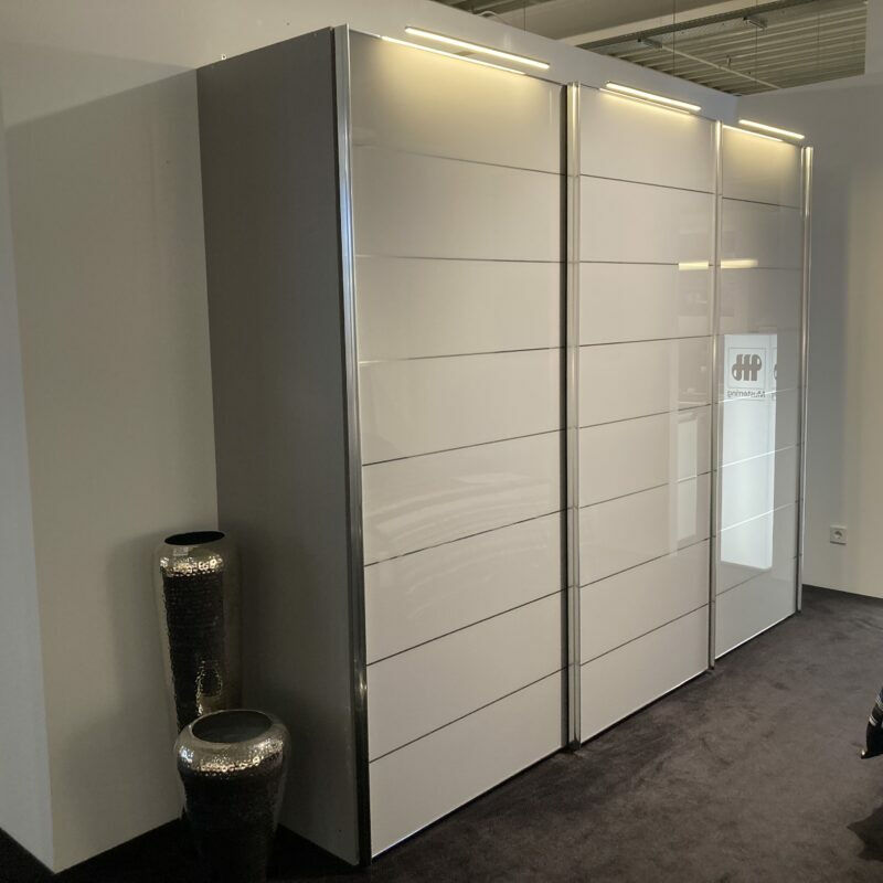 Staud - Schwebetürenschrank Arango Korpus Dekor Saphir Grau Beige Front Glas Saphir Grau Beige Zierlinien Griffe Chrom Inklusive Beleuchtung - 4