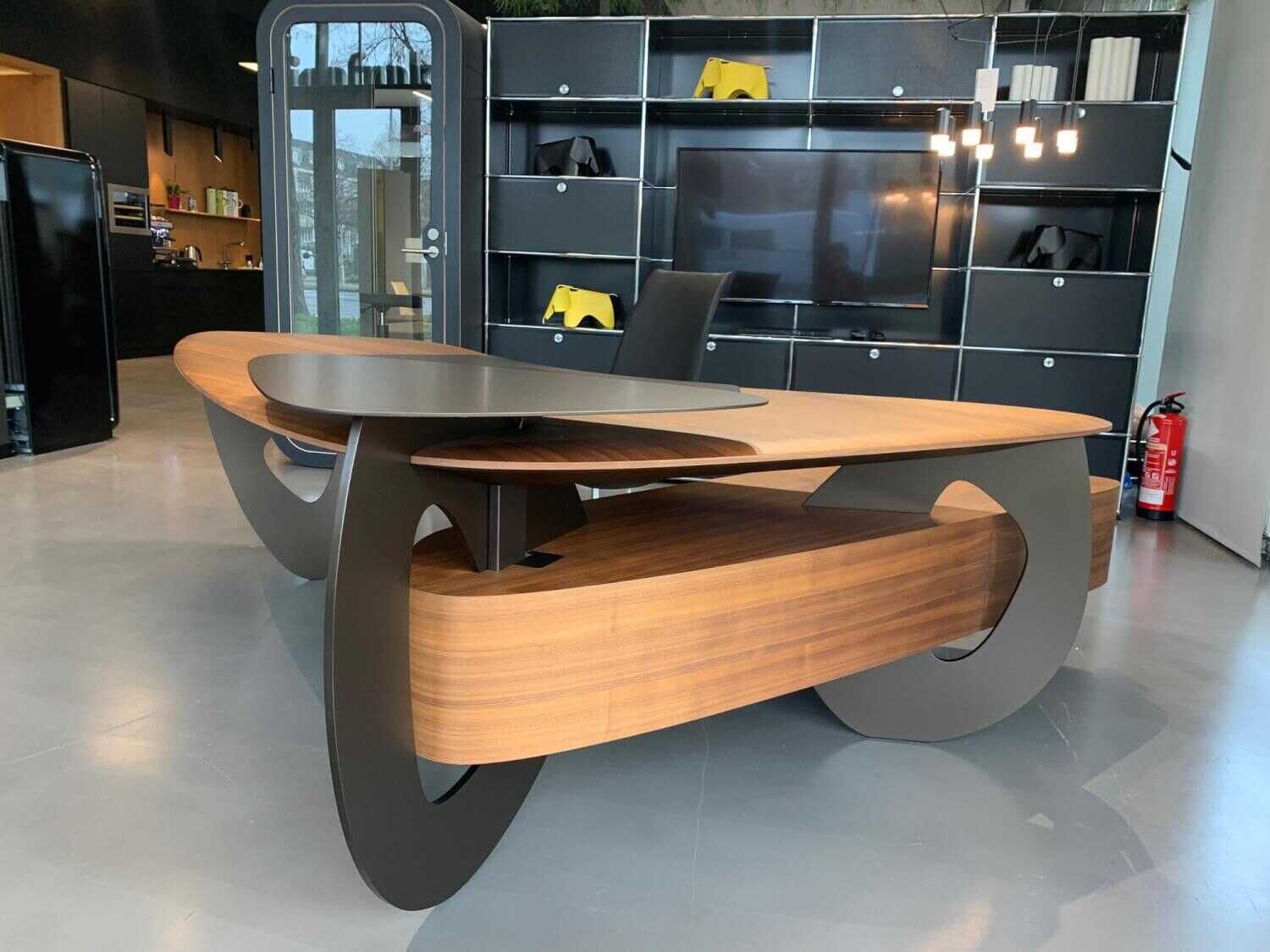 Chefarbeitsplatz Tisch Tama Desk Nussbaum Stahl mit Schalensessel und Konferenzstuhl