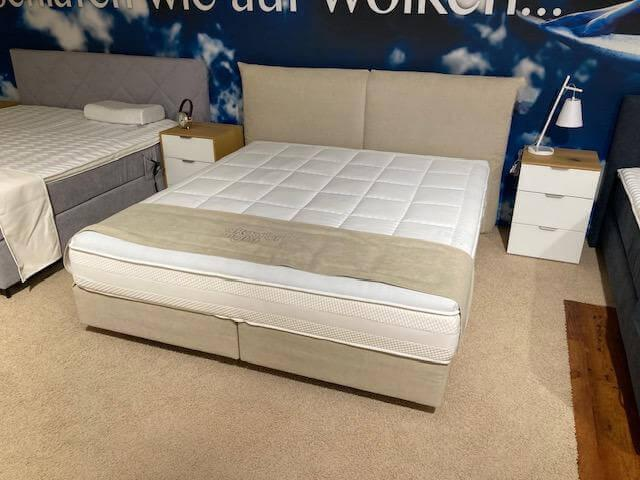 Delux Production OÜ - Boxspringbett Hatu Bezug Stoff Mine Beige 0525026 Fuß Schwebesockel Schwarz Inklusive Topper Und Matratzen Ohne Nachtkommoden - 4