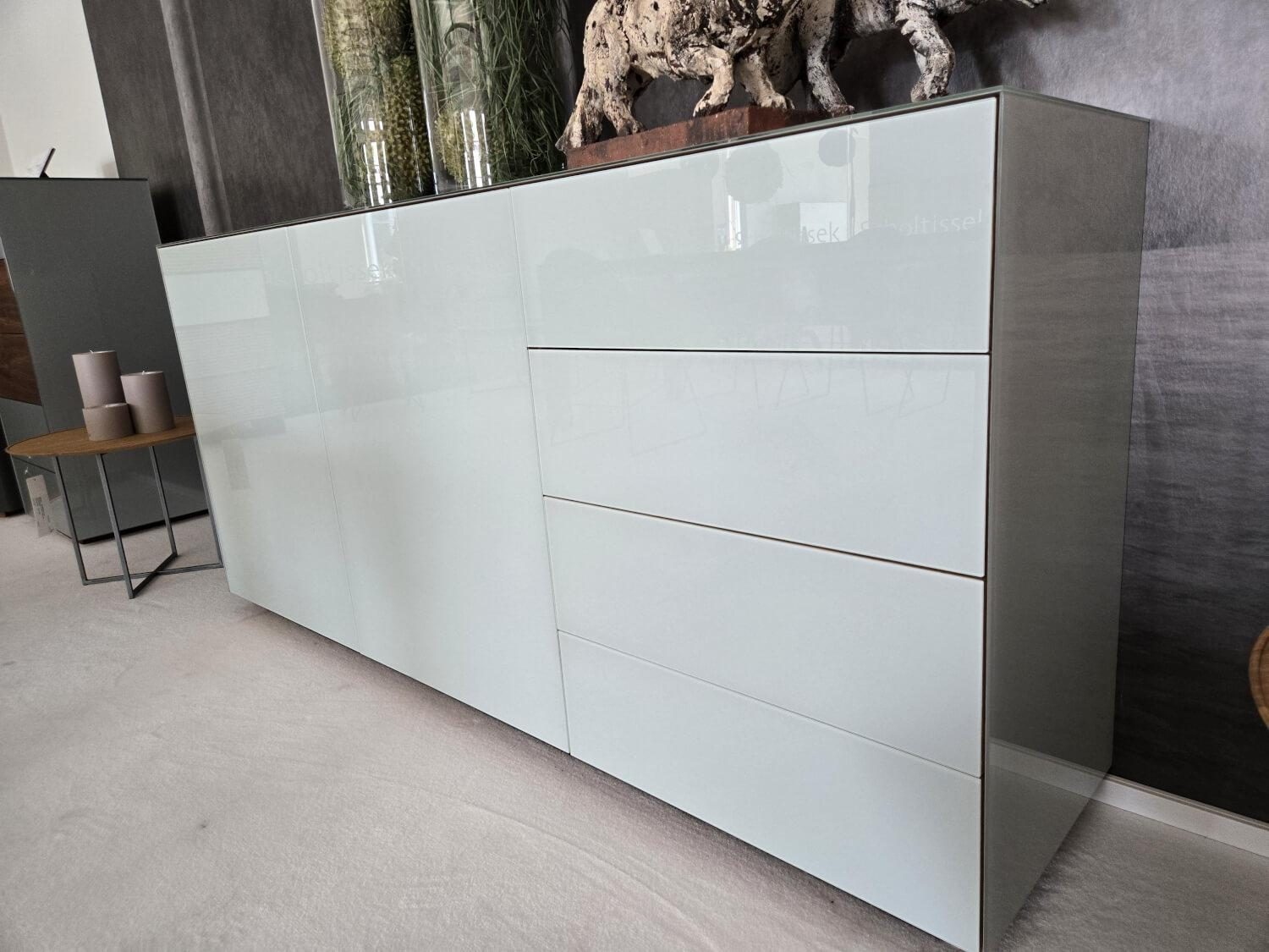 Scholtissek - Anrichte Sideboard Novus  Korpus Knorrige Eiche Rustikal Natur Geölt Front Glas 7035 Lichtgrau Grau Glänzend - 5