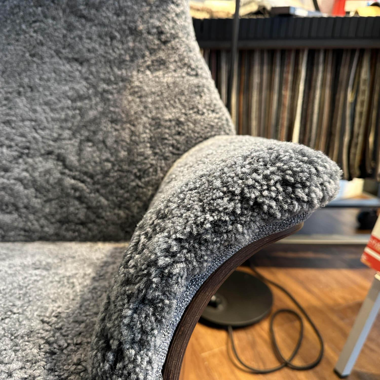 Conform - Sessel Air Schaffell D Charcoal Grau Schale Walnuss Lackiert Fuß Aluminium Inklusive Hocker - 3