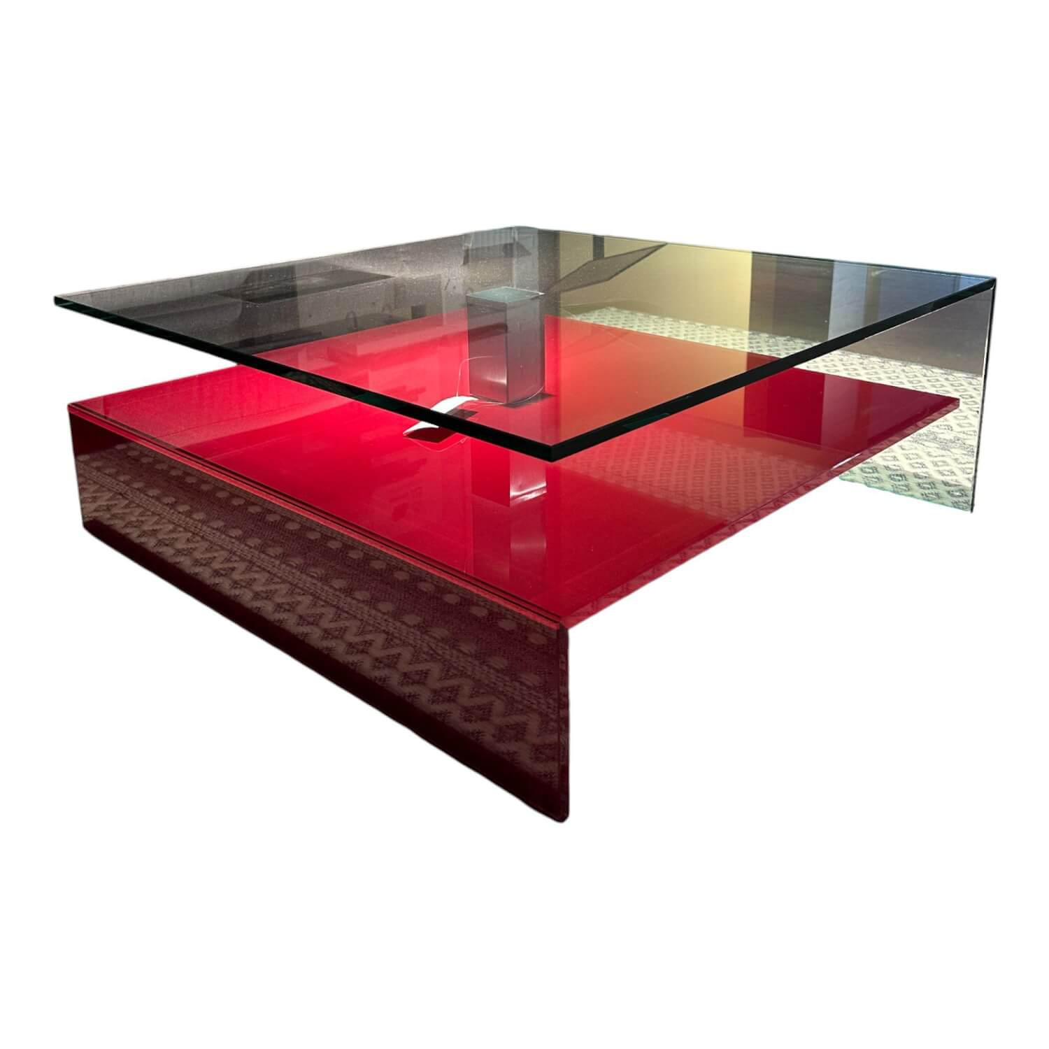 Dreieck - Couchtisch Nuo Platte Glas Untergestell Glas Rubinrot Lackiert Mittelsäule Edelstahl Gebürstet - 1