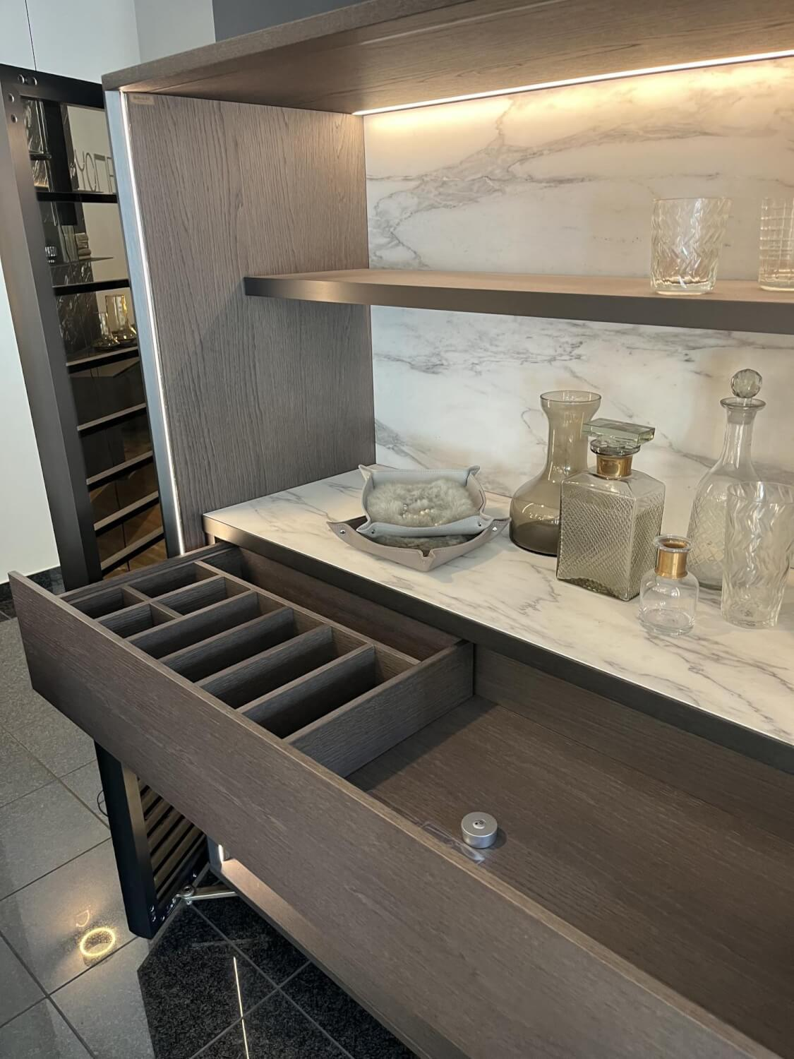 Molteni & C - Barschrank Horizons Eiche Graphit Türen Stops Glas Rückwand Marmor Calacatta Weiß Grau Inklusive Beleuchtung - 3