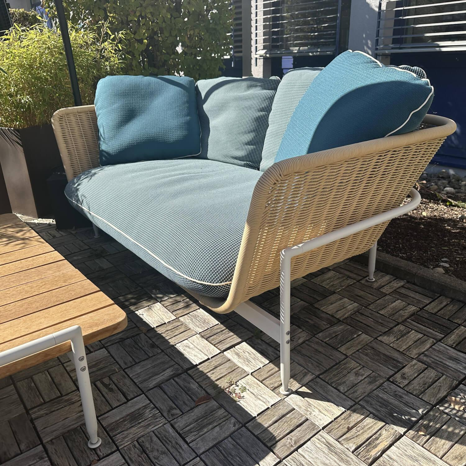 Cassina - Outdoor Sofa Esosoft Polster Stoff Laguna Small Oceano Grün Blau Geflecht Kunstfaser Gestell Metall Beschichtet Weiß Mit Kissen - 4