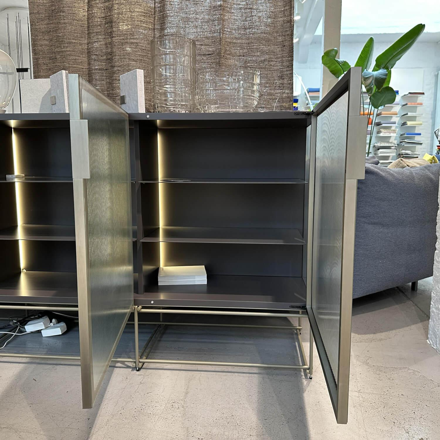 Ligne Roset - Vitrine Canaletto Front Klarglas Korpus Lack Bleigrau Inklusive LED Beleuchtung - 6