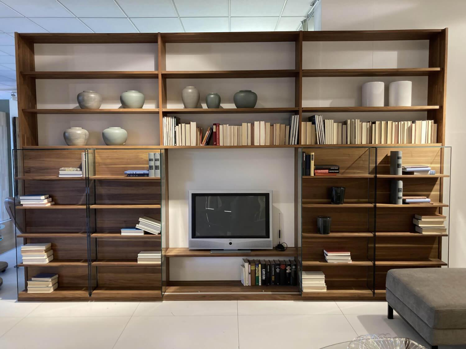 Team 7 - Schieberegal Cubus Holz Naturöl Nussbaum Schiebetür Klarglas - 2