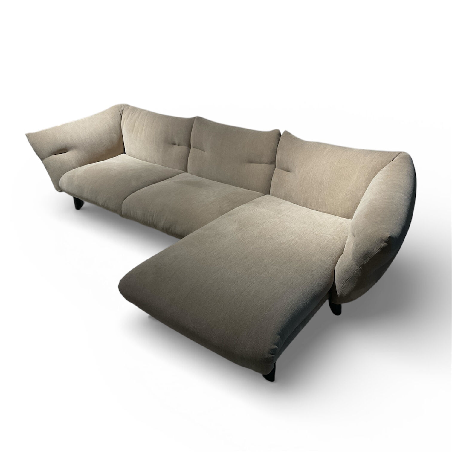 Cassina - Ecksofa Moncloud 568 Stoff Fox Avena 110 Sandfarben Beige Gestell Holz Füße Schwarz - 4