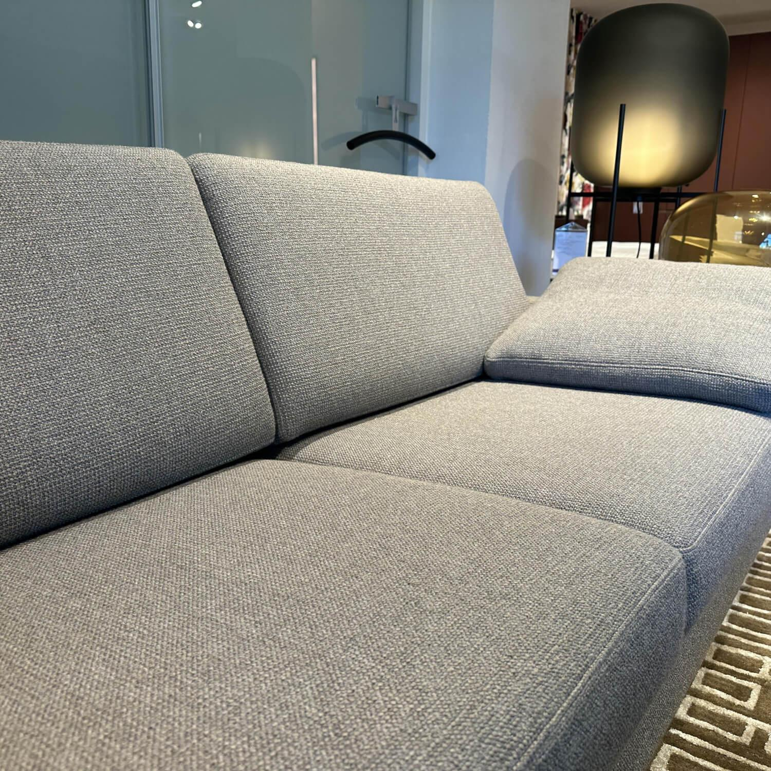 COR - Sofa Conseta Stoff 8192 Greige Grau Metallkufe Verchromt Inkl. Hocker - 4
