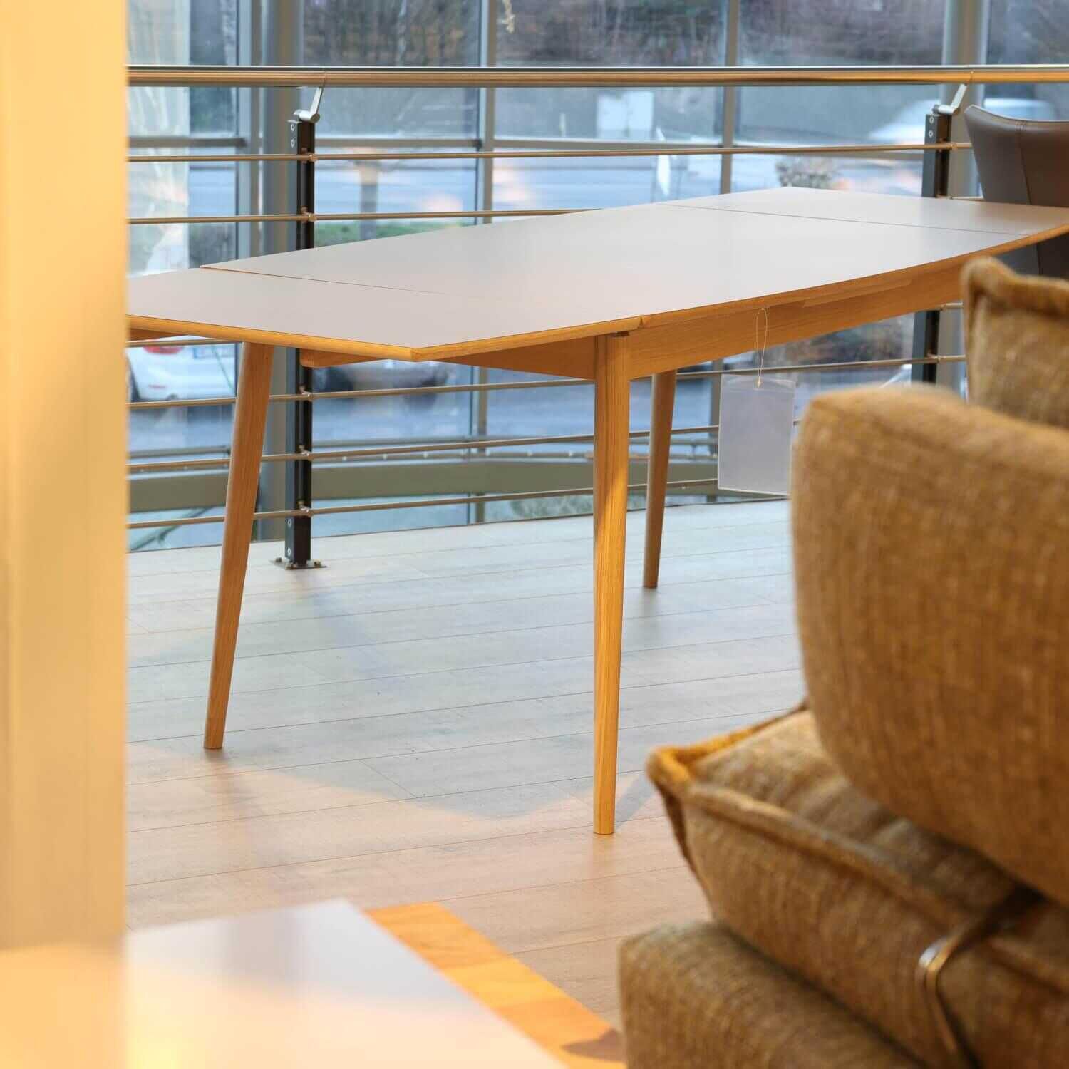 Raum.Freunde - Esstisch Curve Medium Plus Light Oak Dark Warm Lack Fenix Ausziehbar - 2