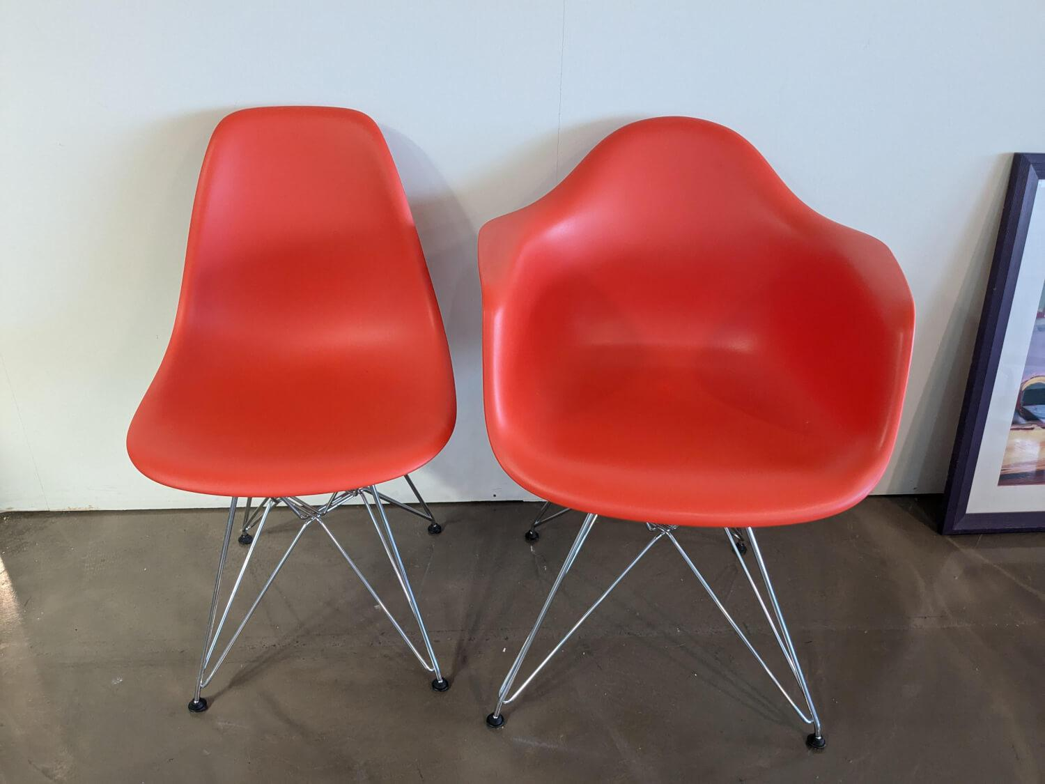 Vitra - 2er Set Eames Plastic Sidechair Und Armchair Sitzschale Kunststoff Oxidrot Rot Gestell Metall Verchromt - 5