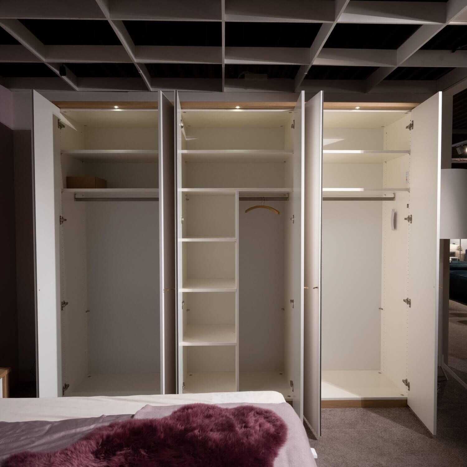 Schlafzimmer Jannie Doppelbett Kleiderschrank Mit 2 Konsolen