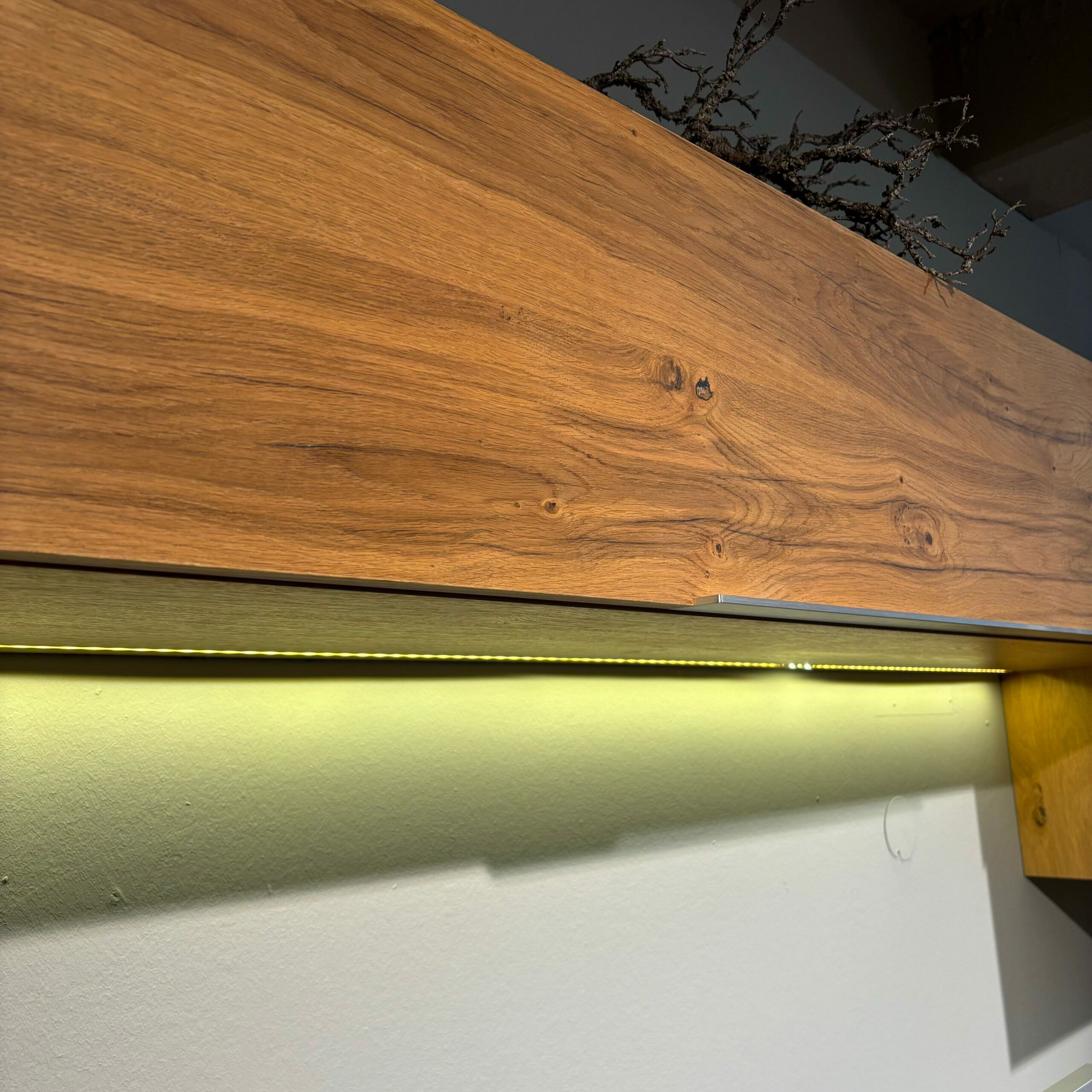 Voglauer - Wohnwand V-Alpin AV155 Korpus Eiche Altholz Front Colorglas Anthrazit - 3