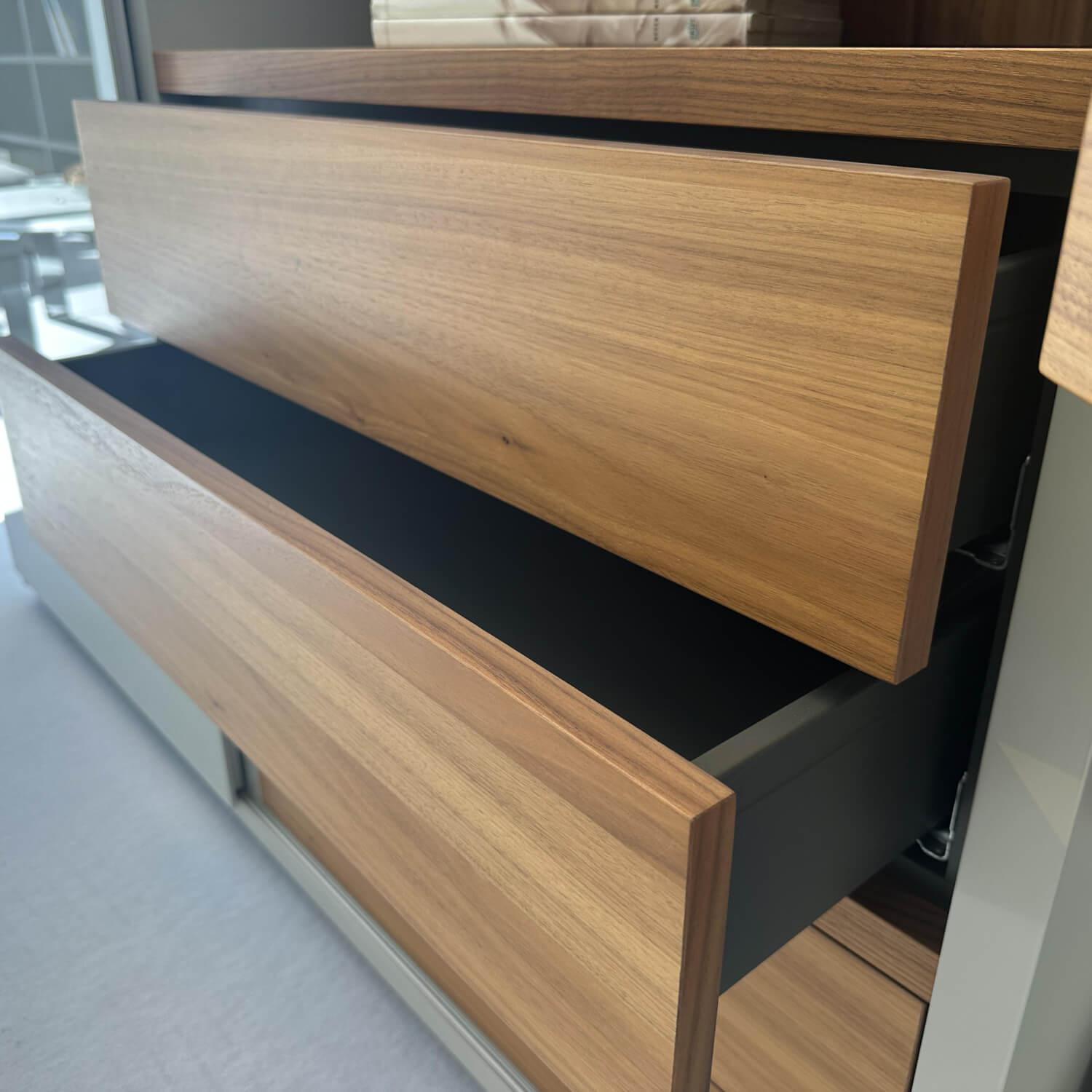 Hülsta - Anbauwand Mega Design Lack Seidengrau Grau Akzent Kernnussbaum - 2
