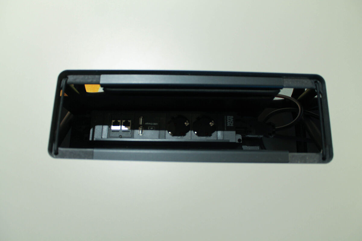 System 180 - Konferenztisch TS K Platte MDF Sandgrau Gestell Edelstahl Schwarz Pulverbeschichtet Mit Steckdosenleiste Und USB Ladestation - 5