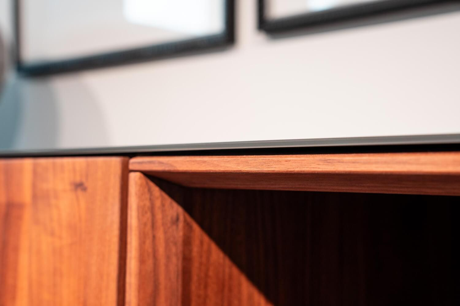 Team 7 - Sideboard Cubus Pure Nussbaum Natur Geölt Innen Buche Farbglas Graphitgrau Matt - 2