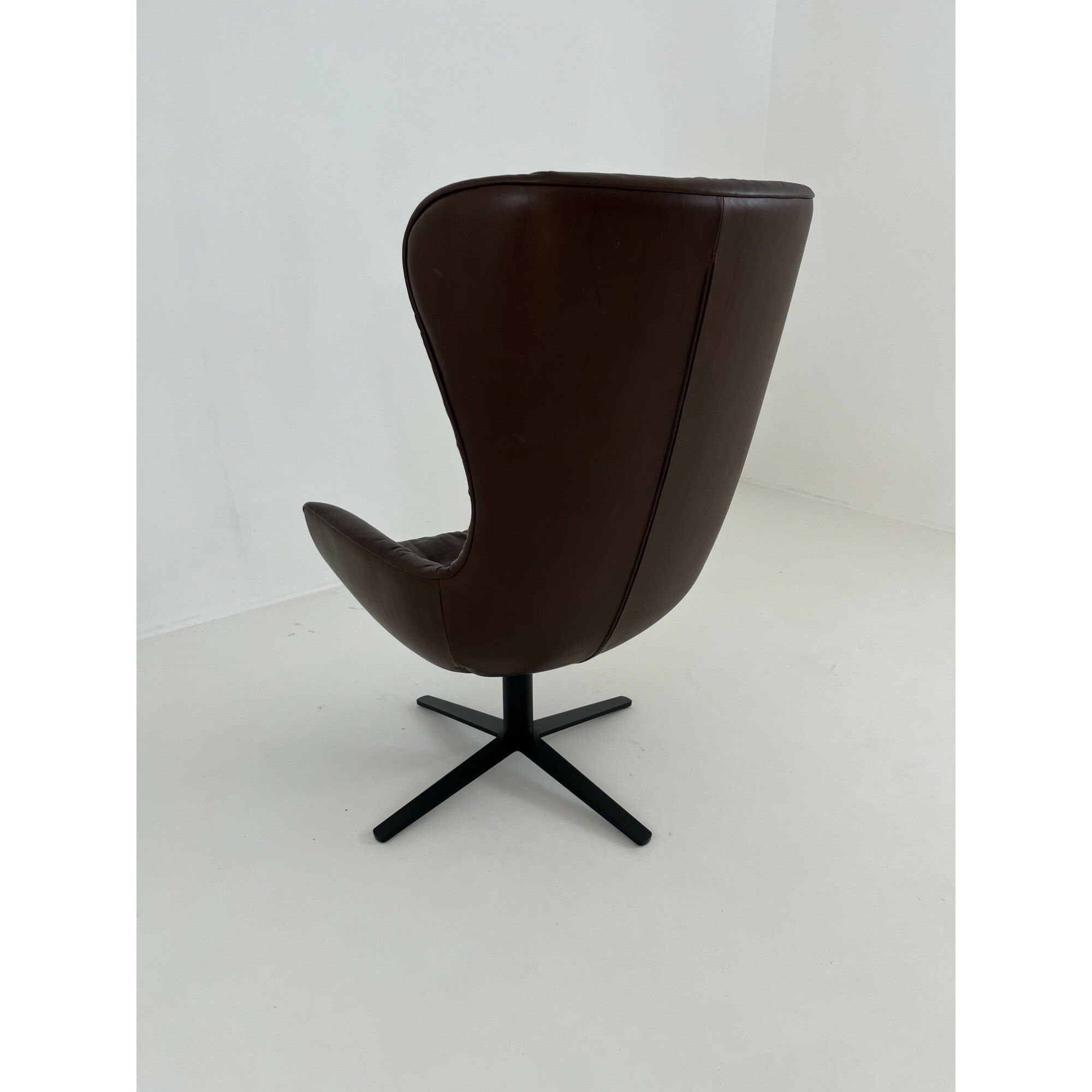 Freifrau - Sessel Leya Cocktail Wingback Stoff Adora 156 Coffee 95008 Braun Fußkreuzgestell Metall Tiefschwarz Mit Gleitern - 4