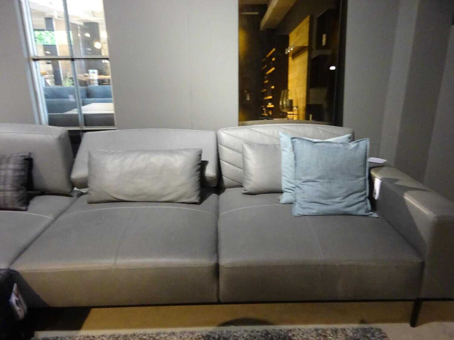 Brühl - Sofa Airy Leder 56 Lama 95 Grau mit Hocker und Kissen - 4