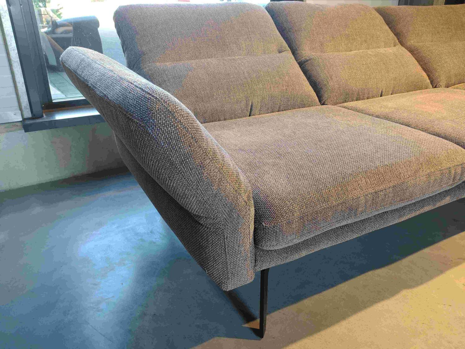 DFM - Eckgarnitur Alexander Comfort Republic Stoff Lora 12 Taupe Füße Metall Schwarz Mit Hocker - 4