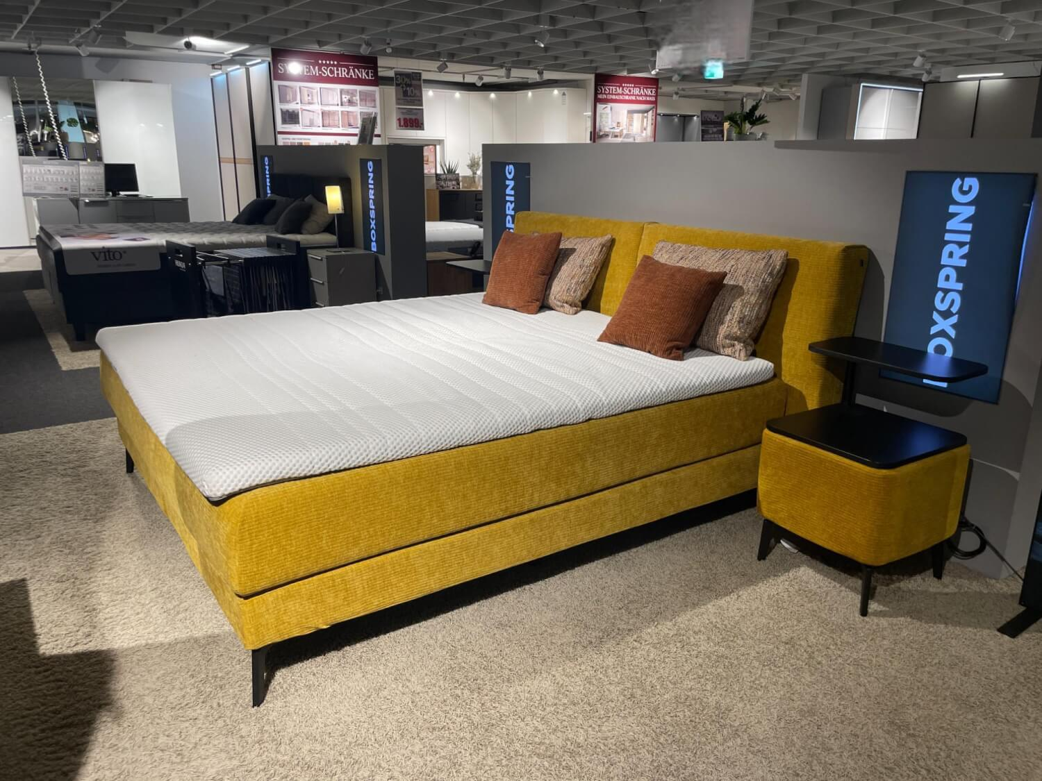 Hukla - Boxspringbett Highland R Stoff Maranta Curry Gelb Fuß W010 Metall Schwarz Inklusive Nachtkonsolen - 6