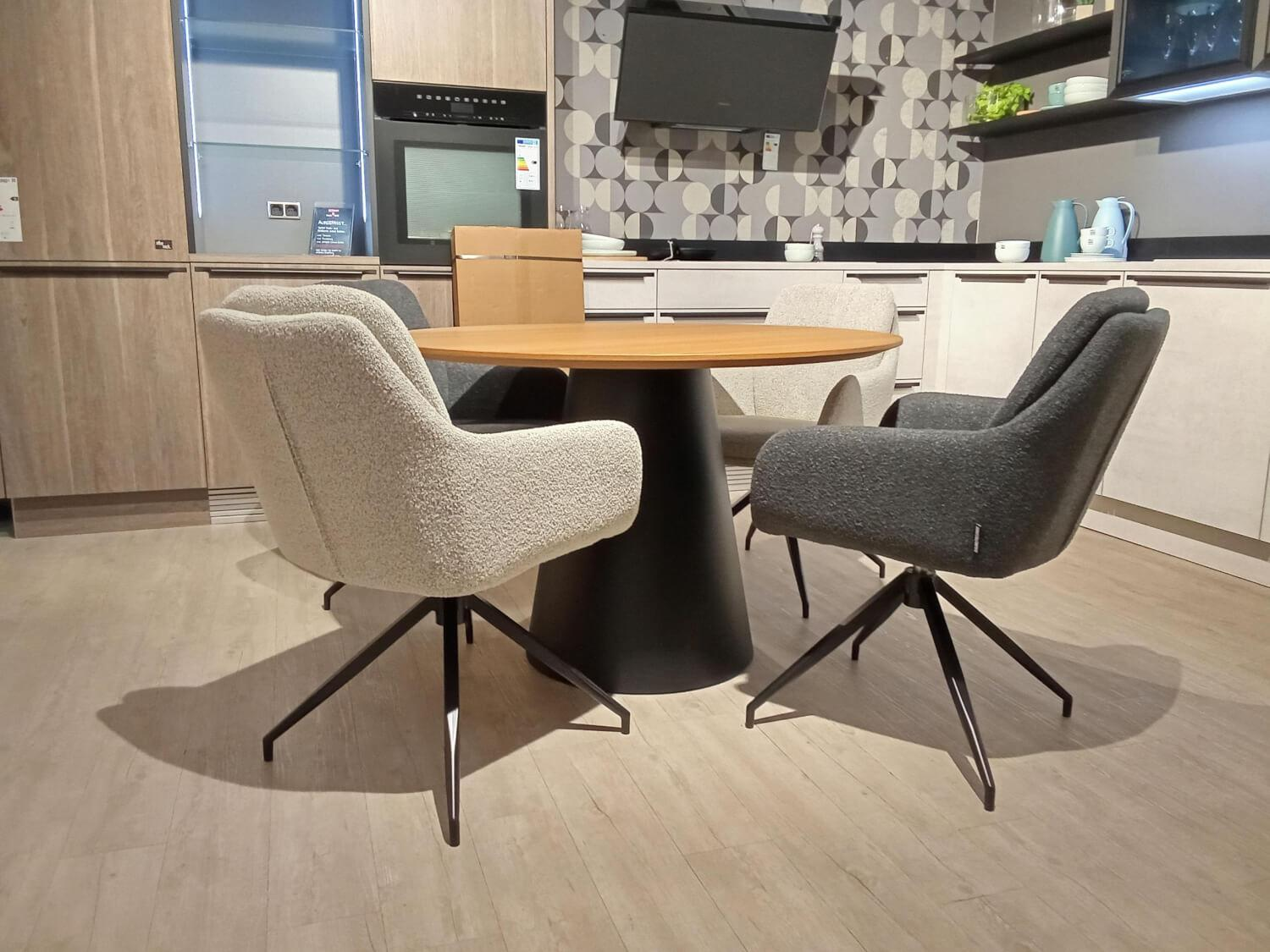 Raum.Freunde - Esstisch Ose Platte Wildeiche Furniert Mit Hartwachsöl Finish Kegelsäule Metall Schwarz - 5