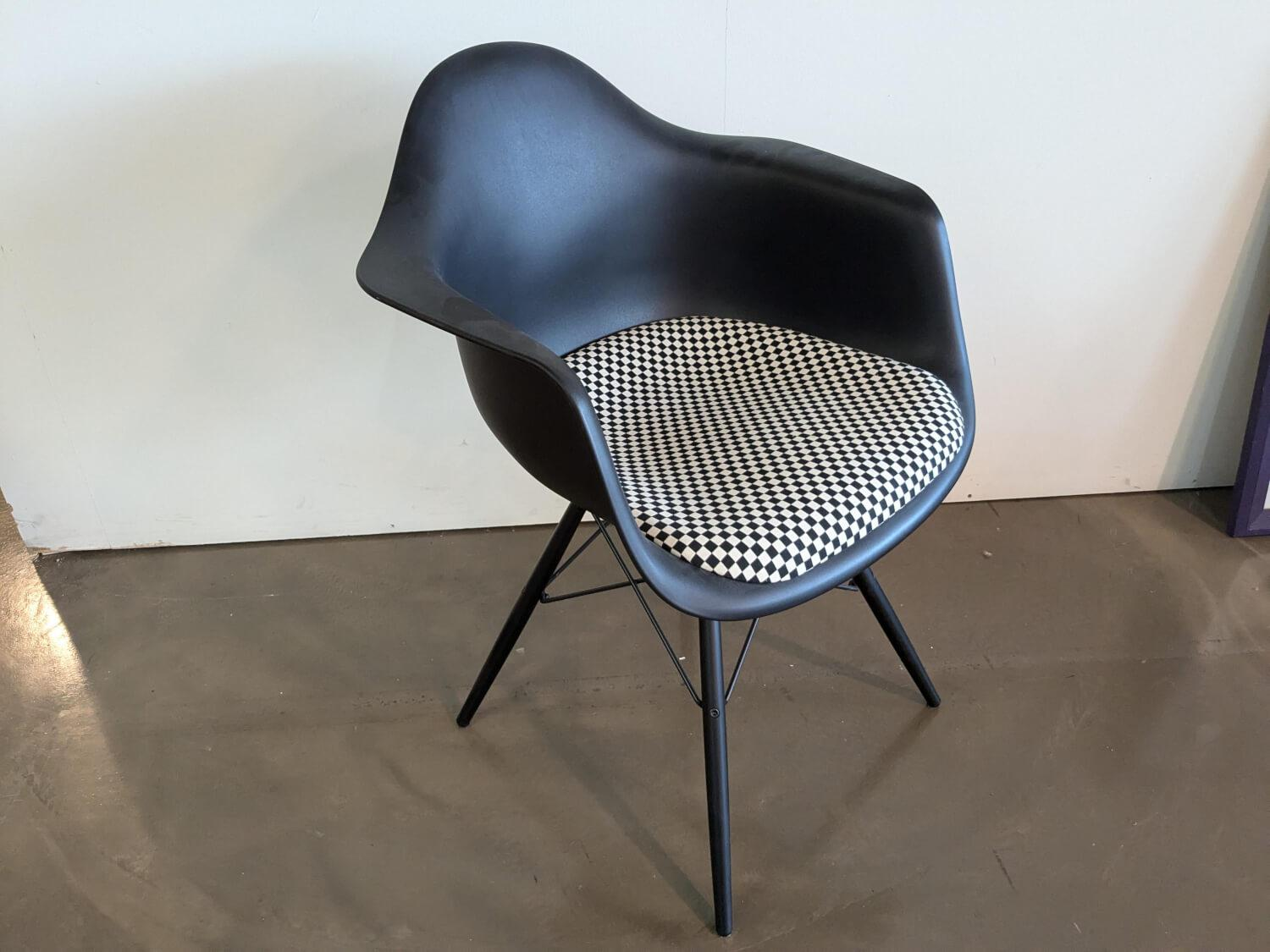 Vitra - Eames Plastic Armchair DAW Sitzfläche Stoff Checker 01 Schwarz Weiß Schale Kunststoff Gestell Massivholz Ahorn Schwarz Lackiert - 5