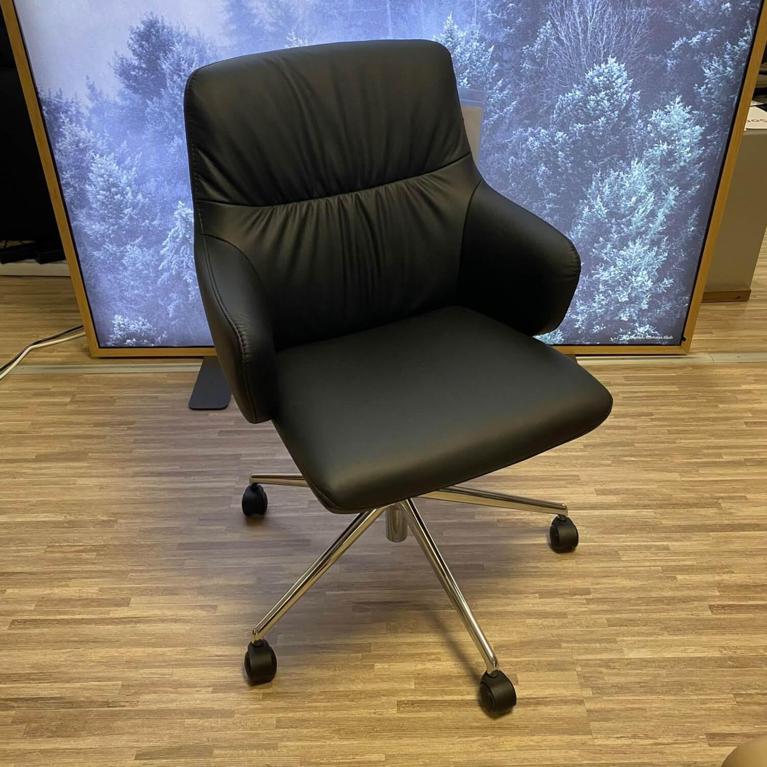 Drehstuhl Homeoffice Chair Modell Mint Low Back mit Armteilen Bezug Leder Batick Black Gestell Chrom Rollbar Höhenverstellbar