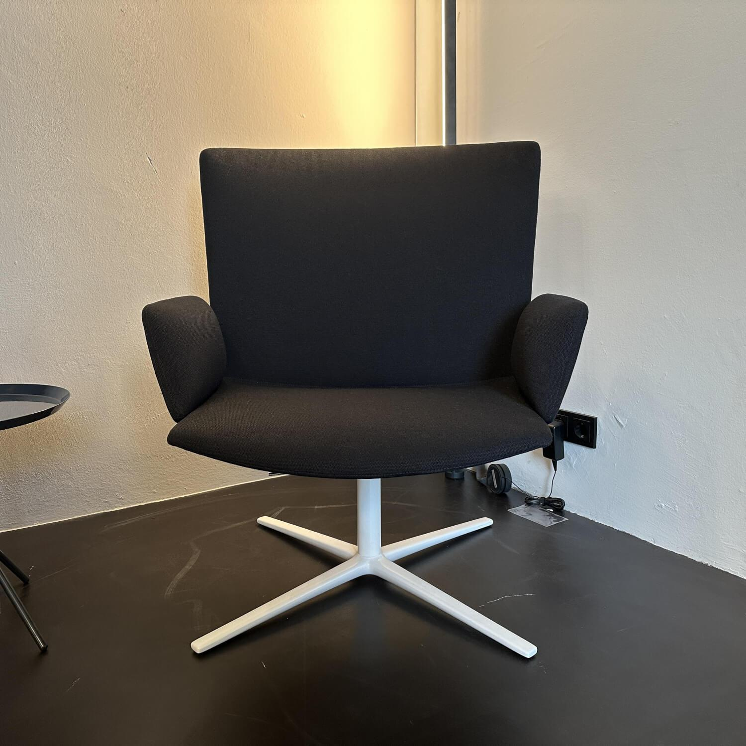 Desalto - Armlehnsessel Calum Comfort Stoff Kvadrat Messenger T98 Nero Schwarz Gestell Metall B62 Weiß Matt - 6