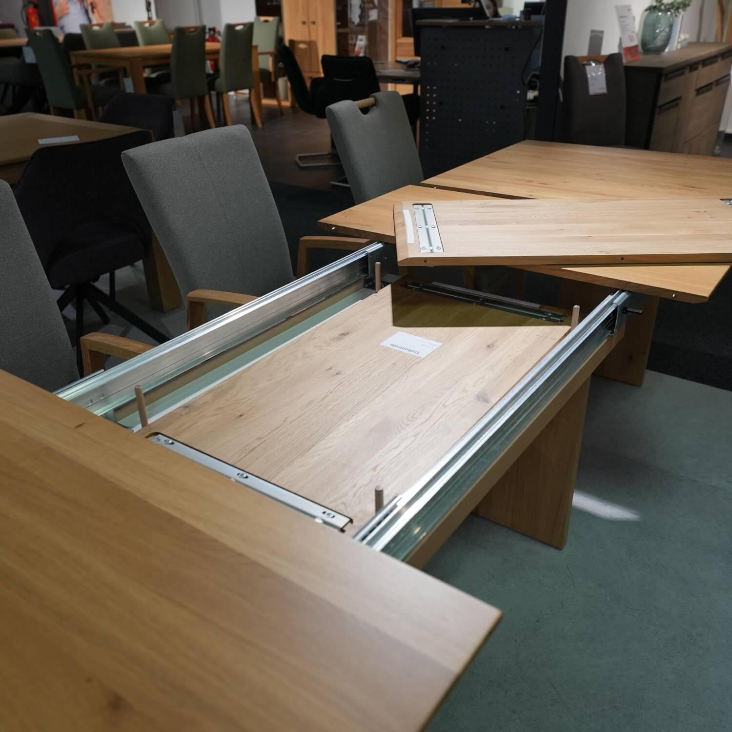 Niehoff - Essgruppe LaVie Comfort 113347000 Kulissentisch Oberteil Wildeiche Massiv Facette Wildeiche Furniert Armlehnstuhl mit Griff Gestell Eiche Massiv Bezug Stoff Taupe - 5