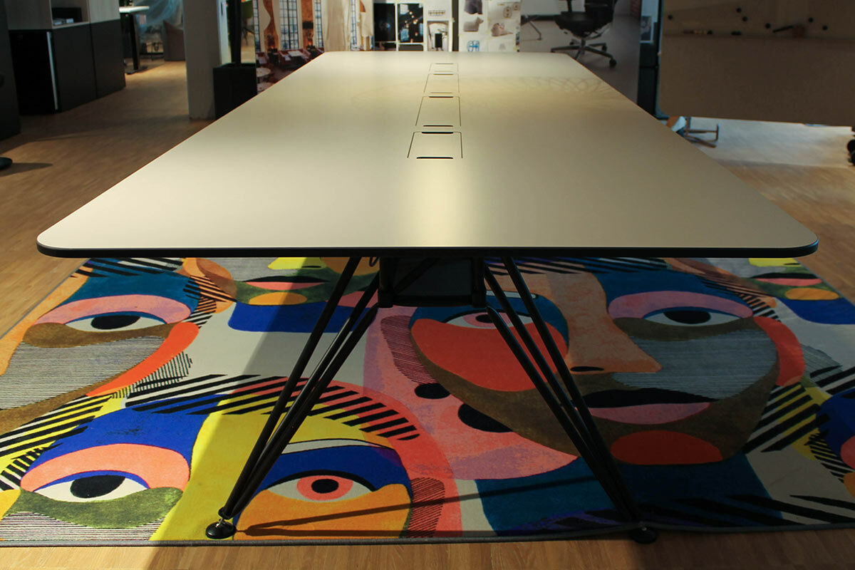 System 180 - Konferenztisch TS K Platte MDF Sandgrau Gestell Edelstahl Schwarz Pulverbeschichtet Mit Steckdosenleiste Und USB Ladestation - 4