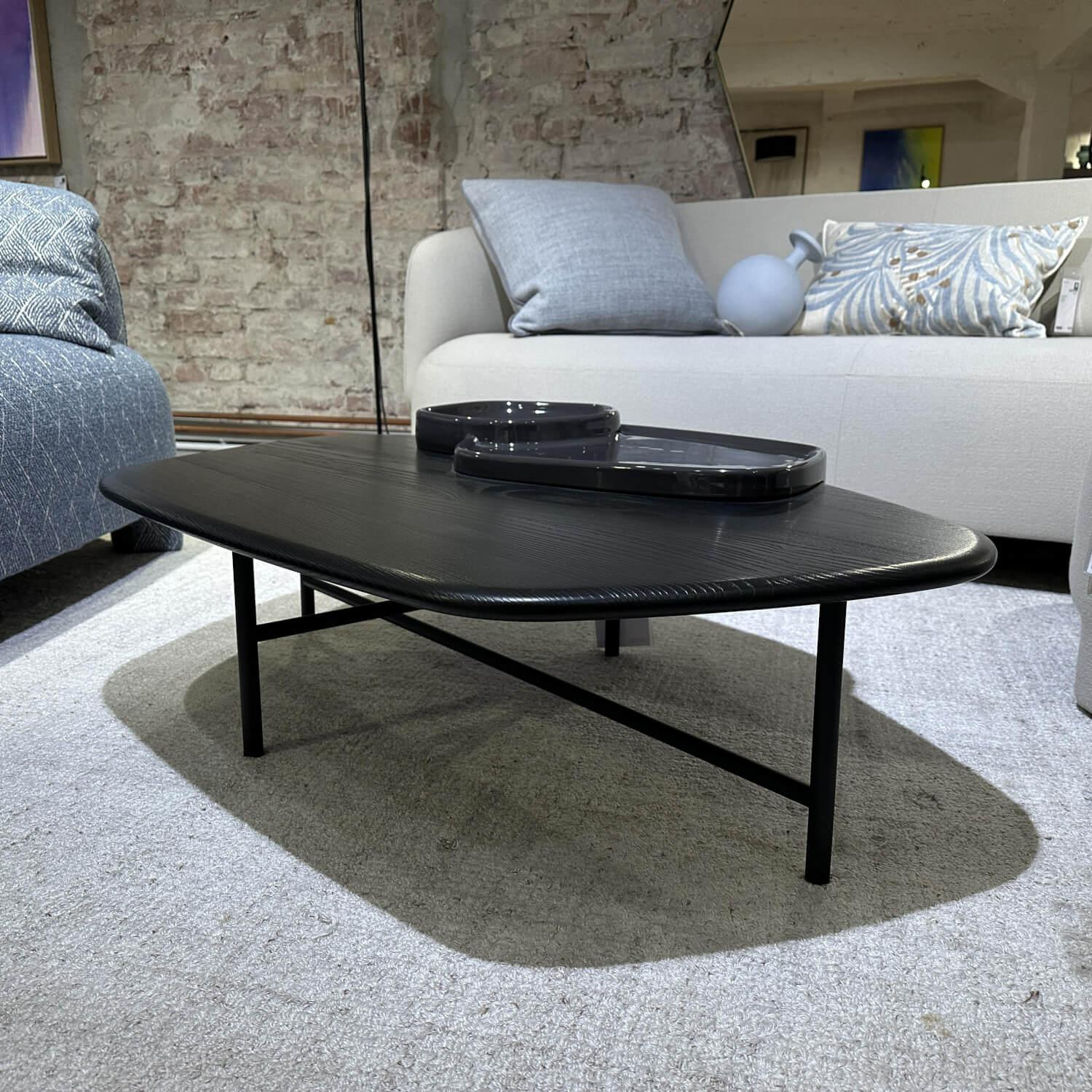 Ligne Roset - Couchtisch Lewa Platte Esche Schwarz Gebeizt Gestell Stahl Schwarz Seidenmatt Inklusive Keramikformplatte - 2