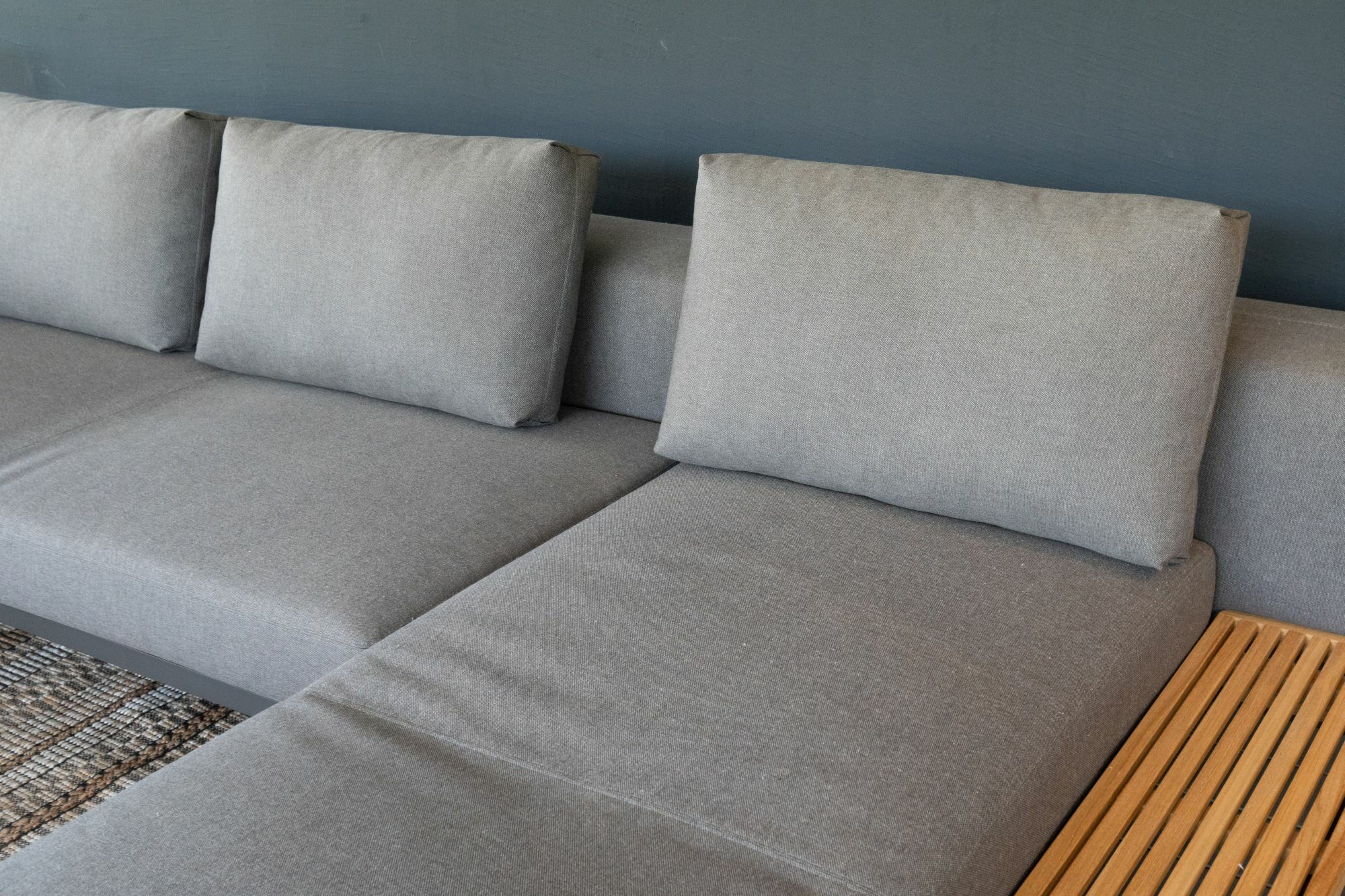 Gloster - Ecksofa Grid Lounge Stoff Blend Coal 0144 Grau Gestell Aluminium Meteor Schwarz Pulverbeschichtet Mit Anstelltisch Teak Und Kissen - 4