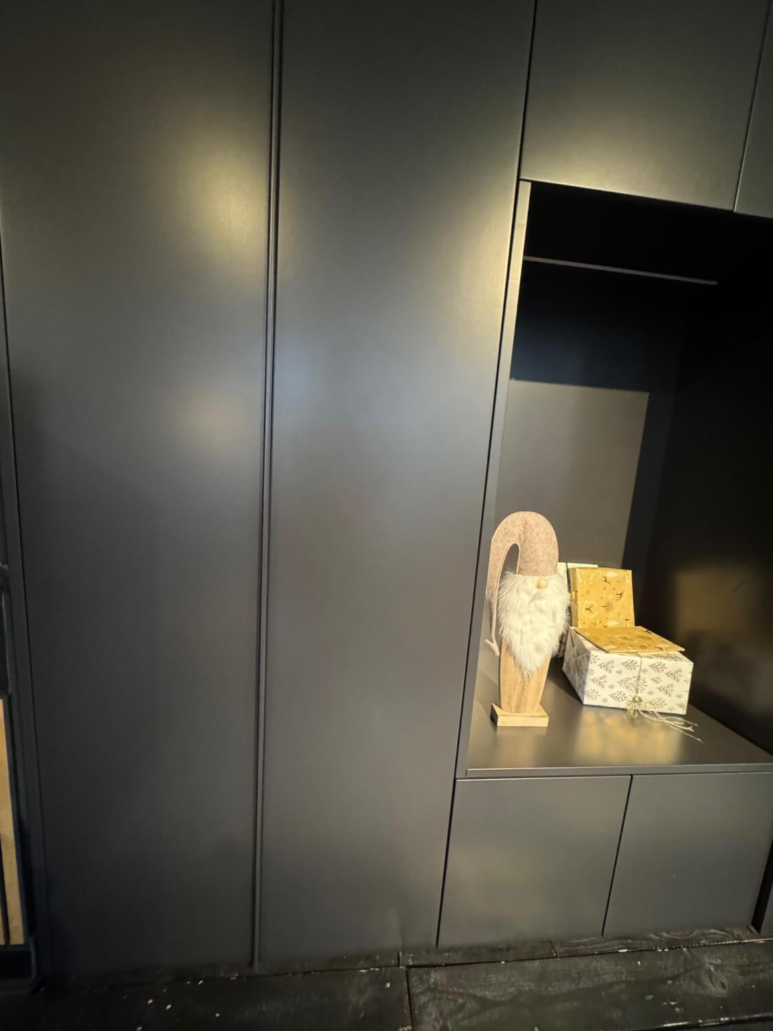 Schönbuch - Schrank Cabin Mattlack Schieferschwarz Schwarz Innen Melamin Dunkelgrau Mit Indirekter Beleuchtung - 2