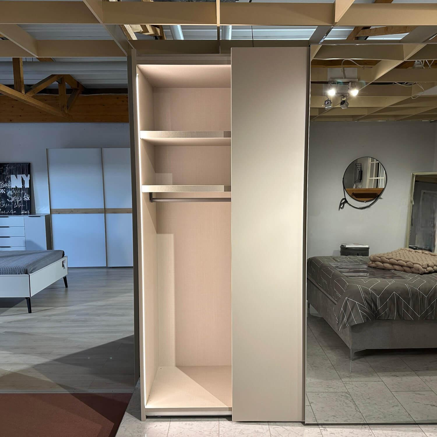 Tomasella - Schiebetürenschrank Contur Loretto Türen Lack Gola Smart OC 162 Platino Weiß Beige Glas Spiegel Innen Stoffoptik Tramato Grau Beige - 7