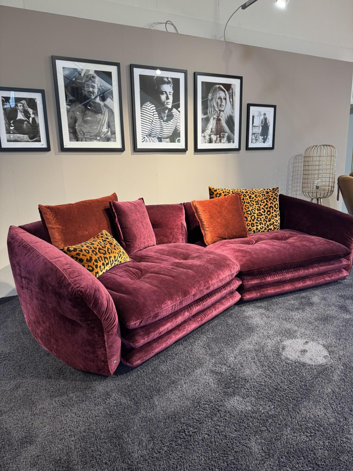 Bretz - Sofa Manyara Stoff Boa Bordeaux Rot mit 5 Kissen - 6