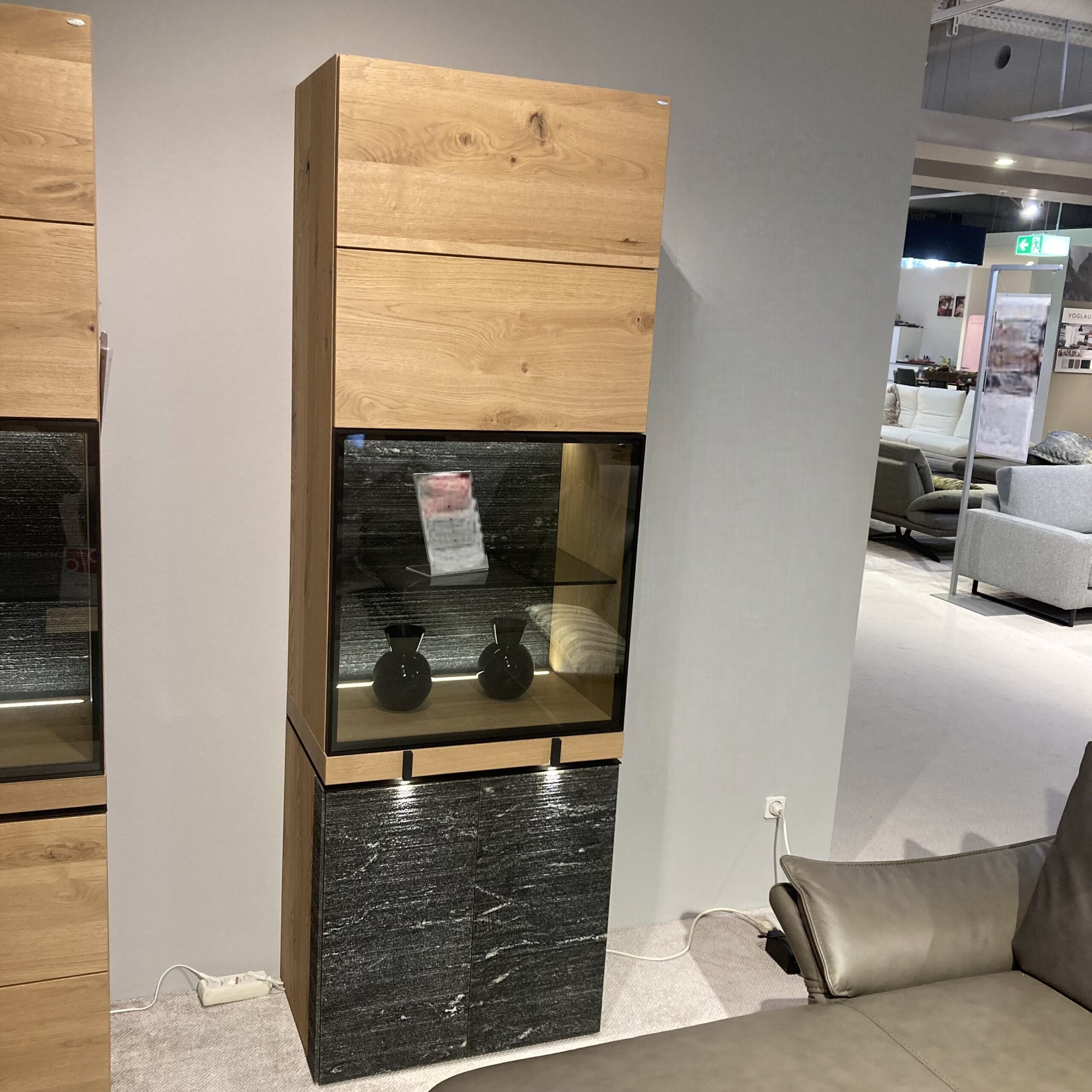 Voglauer - Vitrine V-Rock Alteiche Rustiko Steinakzent Mit Steinrückwand Inklusive Beleuchtung - 4