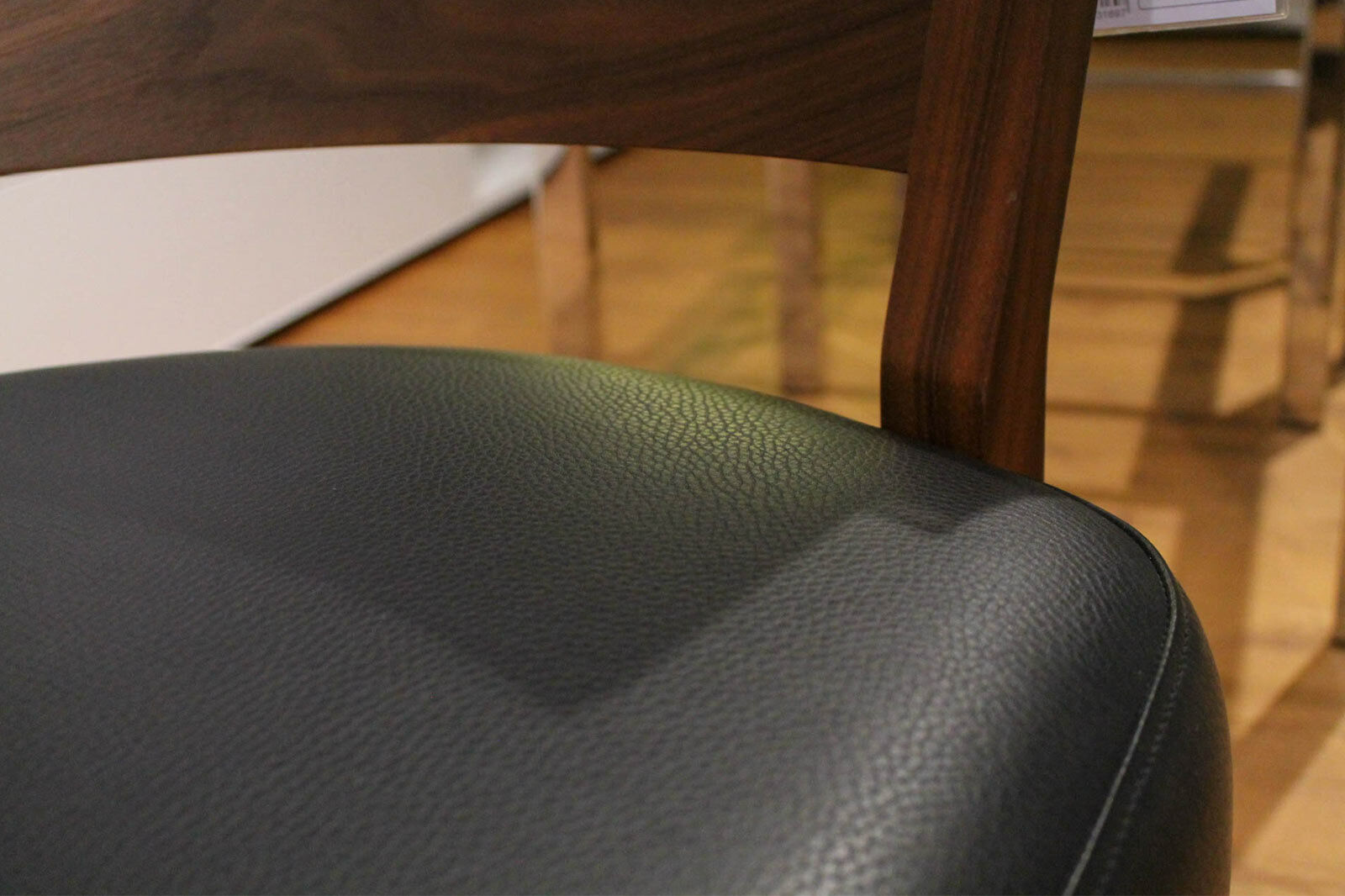 Conde House - Sessel Tosai Leder L3 Schwarz Gestell Nussbaum - 6