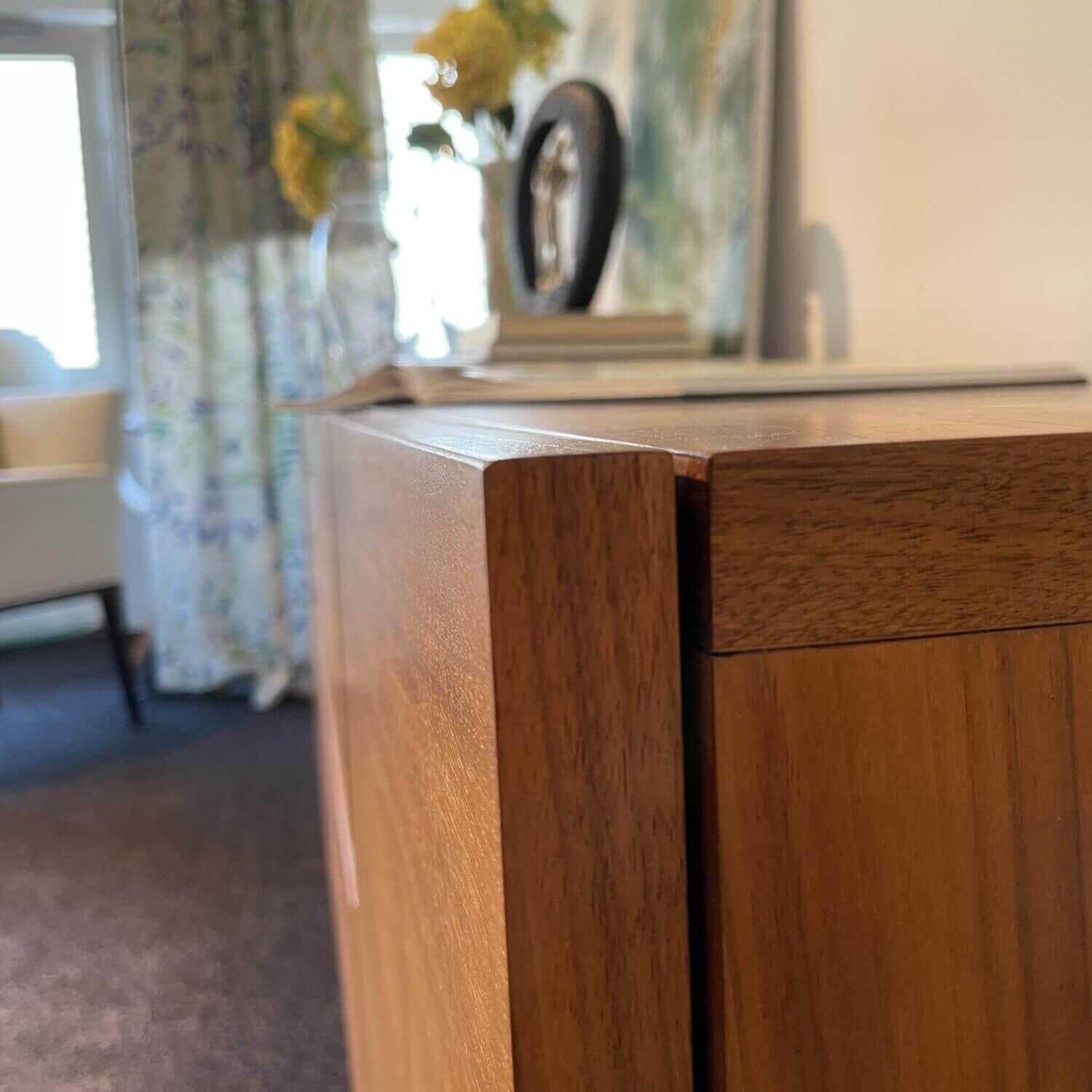 Riva1920 - Sideboard AKI Nussbaum geölt mit 2 Seitentüren und 2 Schubladen - 4